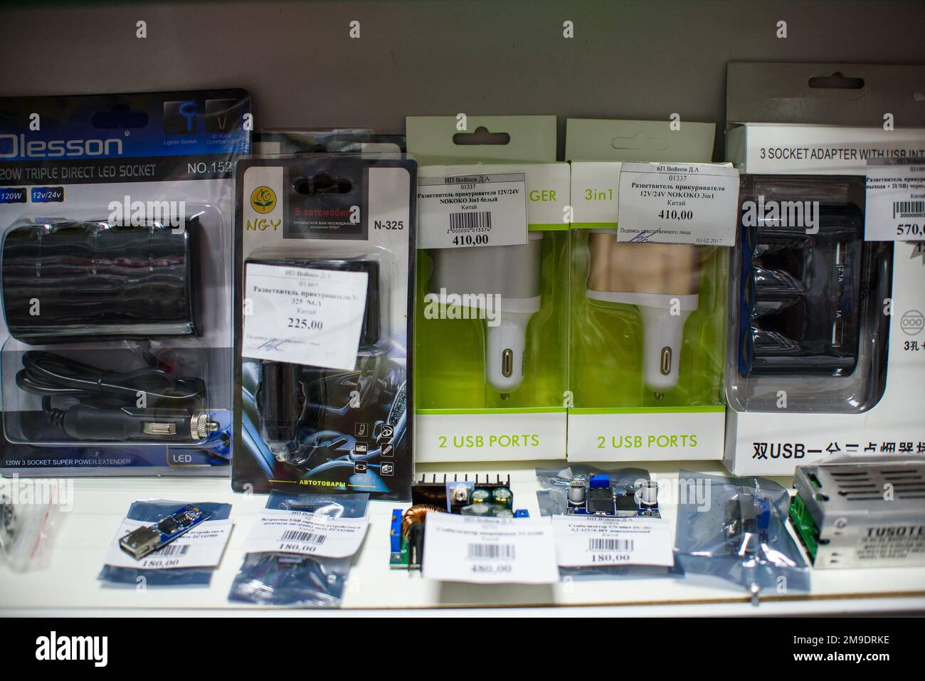 VICHUGA, RUSSIE - 21 AVRIL 2018 : appareils électroniques automobiles dans le magasin Banque D'Images