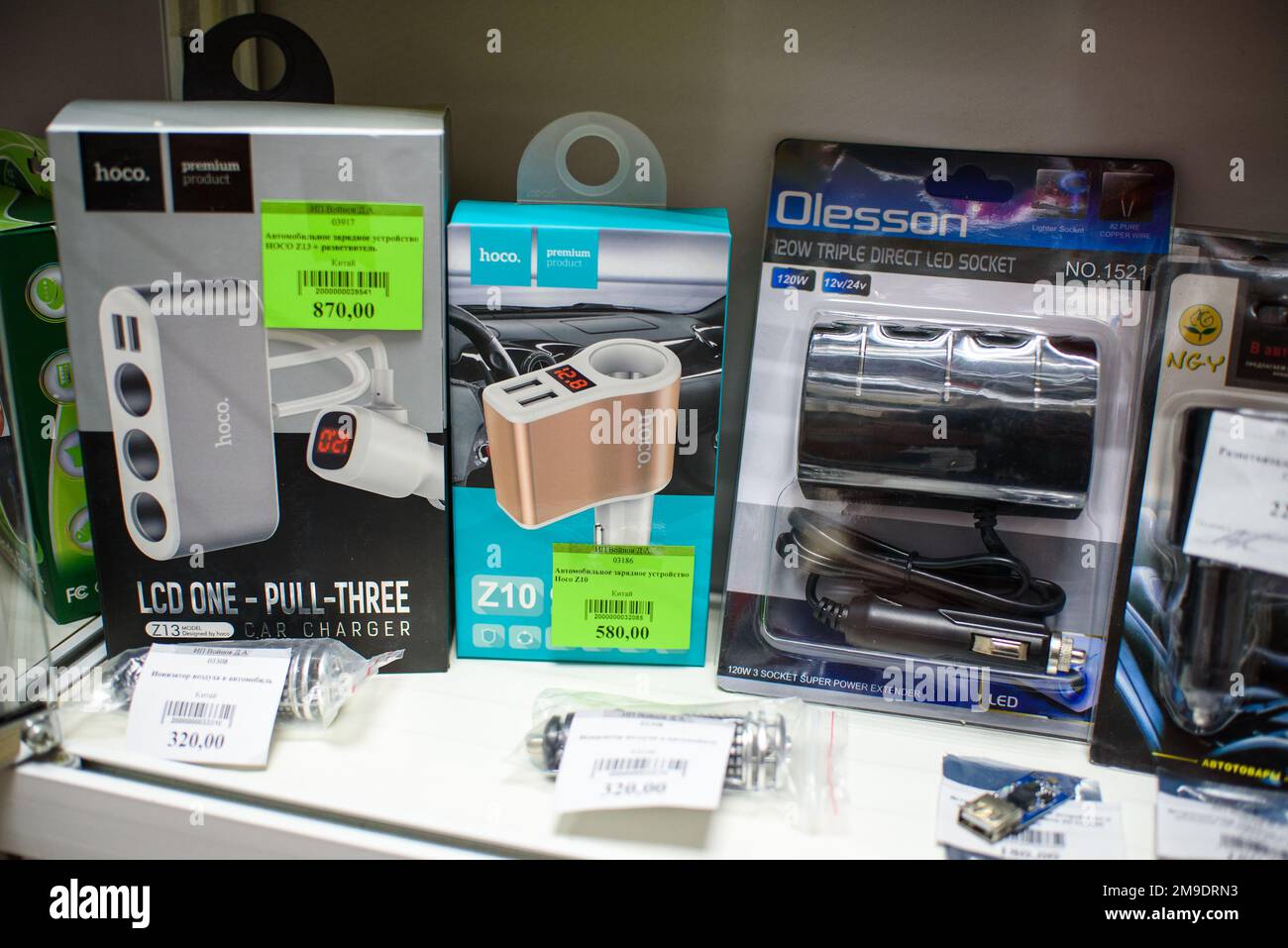 VICHUGA, RUSSIE - 21 AVRIL 2018 : appareils électroniques automobiles dans le magasin Banque D'Images