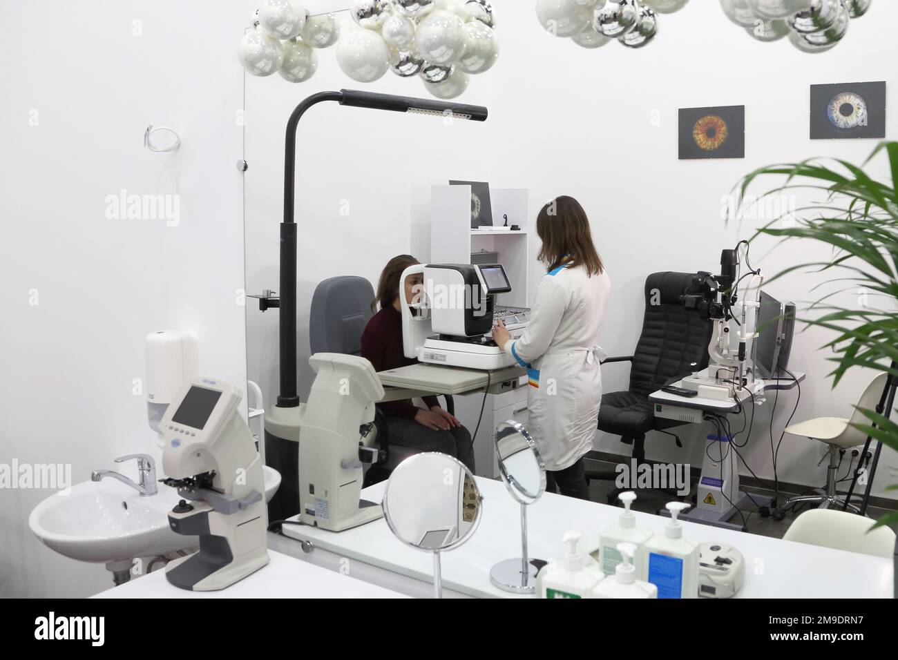 Sélection de lunettes sur un équipement de diagnostic moderne dans une clinique ophtalmologique. Équipement de diagnostic moderne en clinique ophtalmologique Banque D'Images