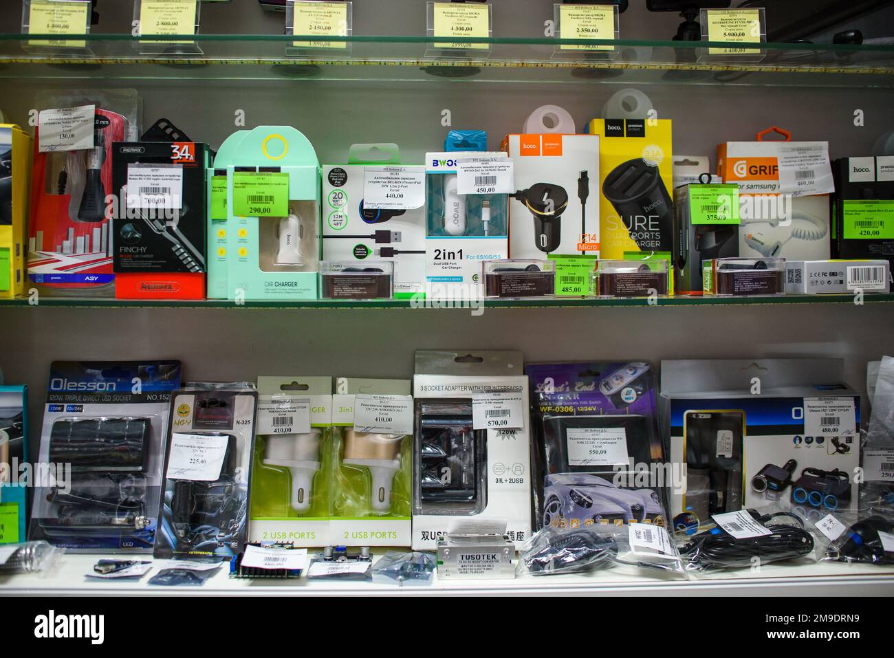 VICHUGA, RUSSIE - 21 AVRIL 2018 : appareils électroniques automobiles dans le magasin Banque D'Images