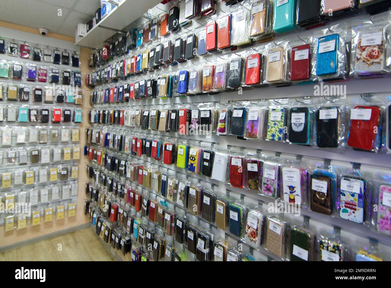 VICHUGA, RUSSIE - 21 AVRIL 2018 : étuis pour téléphones portables en rayon dans un magasin de détail Banque D'Images