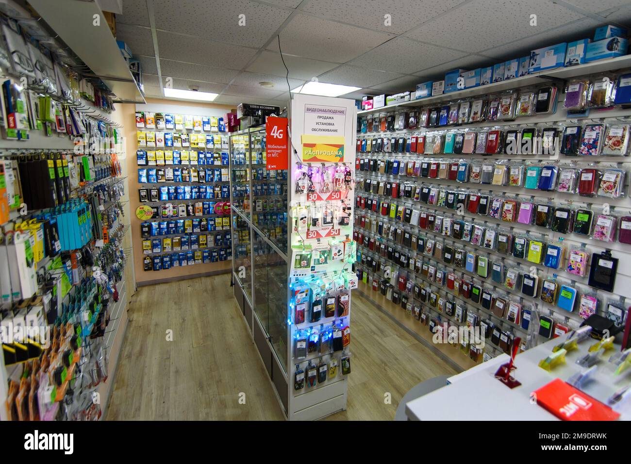 VICHUGA, RUSSIE - 21 AVRIL 2018 : étuis pour téléphones portables en rayon dans un magasin de détail Banque D'Images