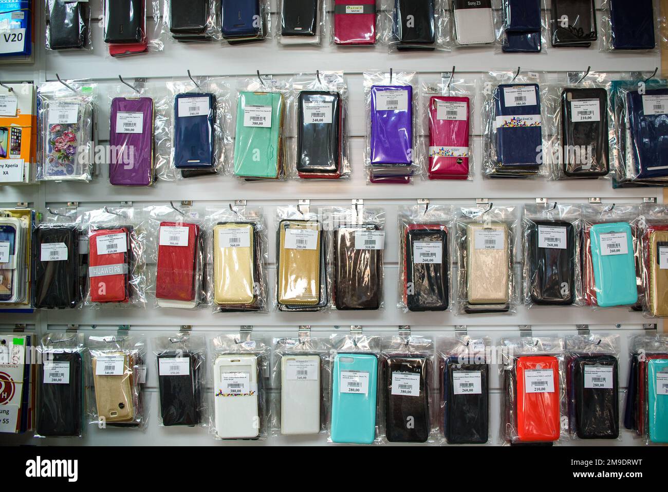 VICHUGA, RUSSIE - 21 AVRIL 2018 : étuis pour téléphones portables en rayon dans un magasin de détail Banque D'Images