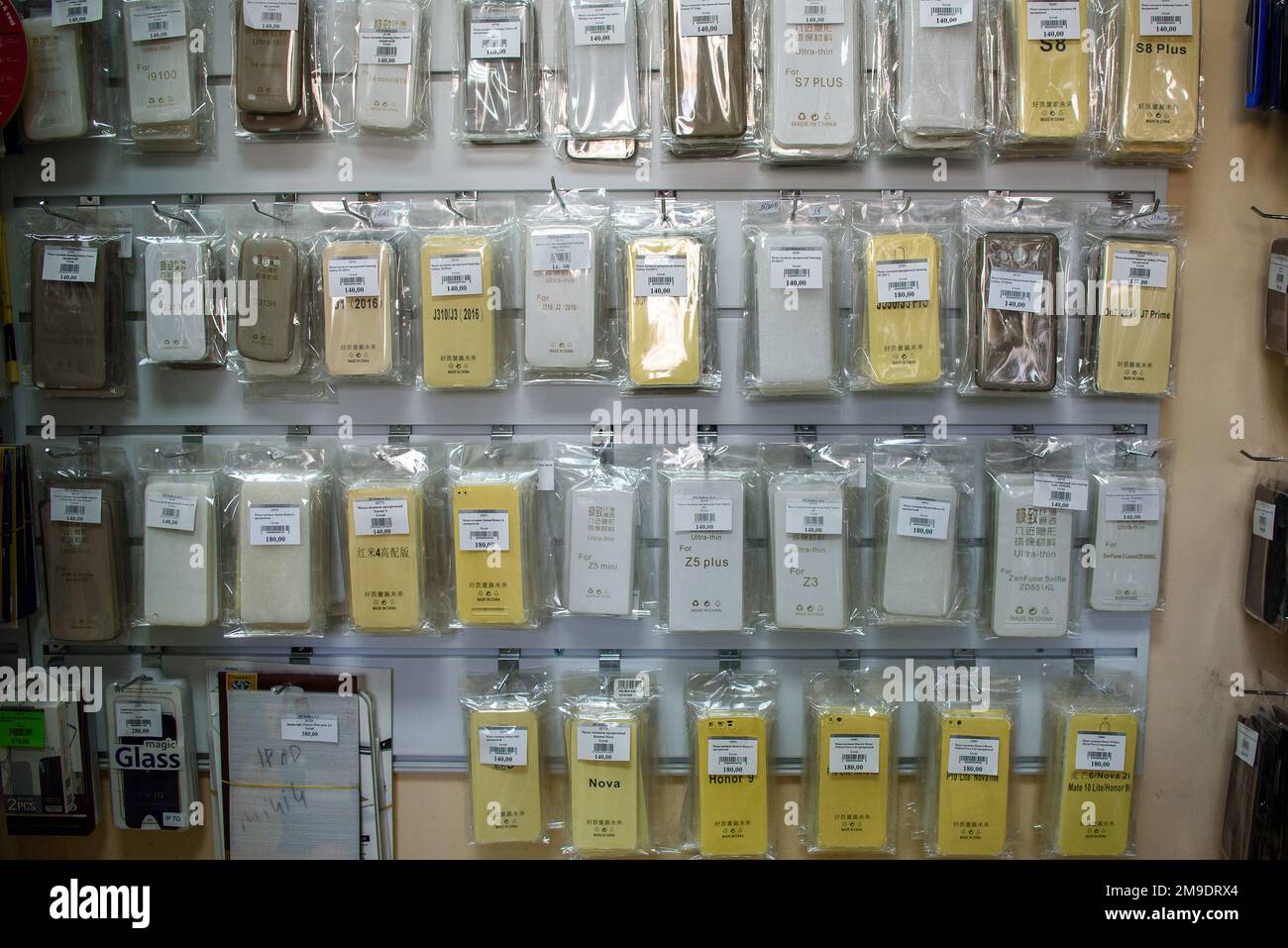 VICHUGA, RUSSIE - 21 AVRIL 2018 : étuis pour téléphones portables en rayon dans un magasin de détail Banque D'Images