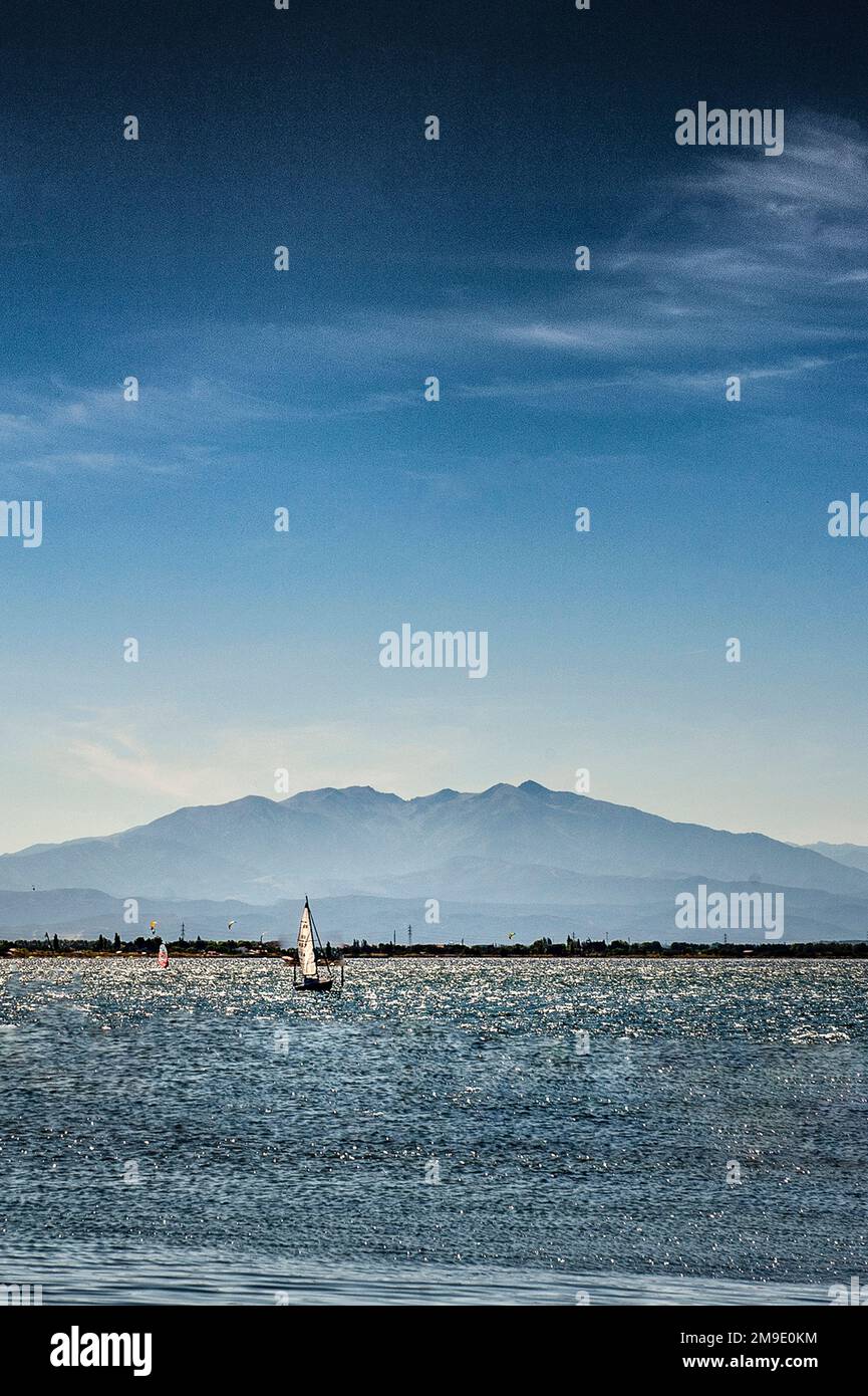 Le lagon de l'étang Salses-Leucate est un lieu de planche à voile et de surf à grande vitesse en Occitanie, en France Banque D'Images