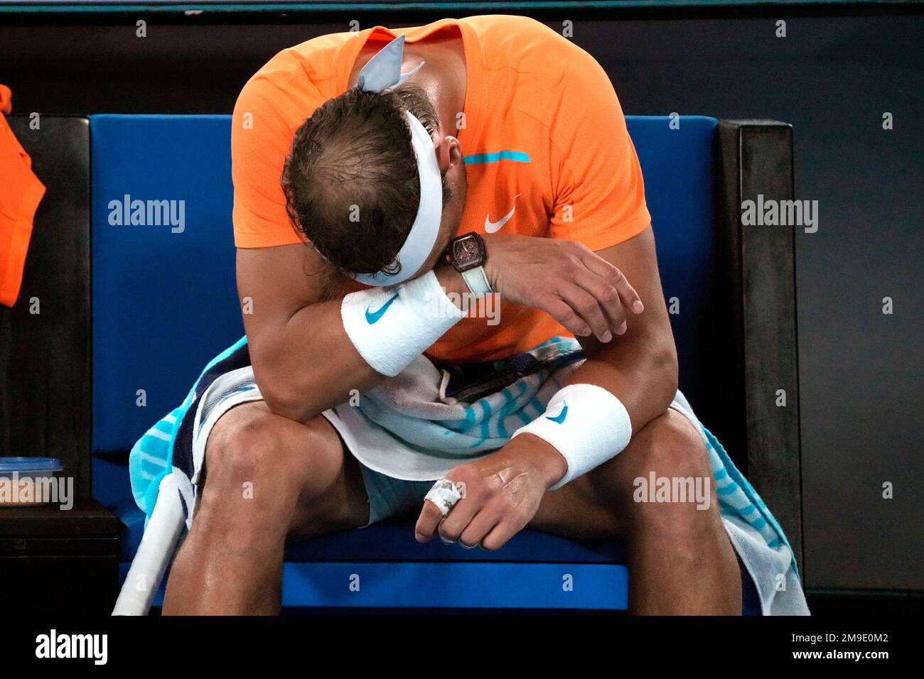 Rafael Nadal of Spain reacts during his second round loss to Mackenzie McDonald of the U.S. at the Australian Open tennis championship in Melbourne, Australia, Wednesday, Jan. 18, 2023. (AP Photo/Dita Alangkara) Banque D'Images