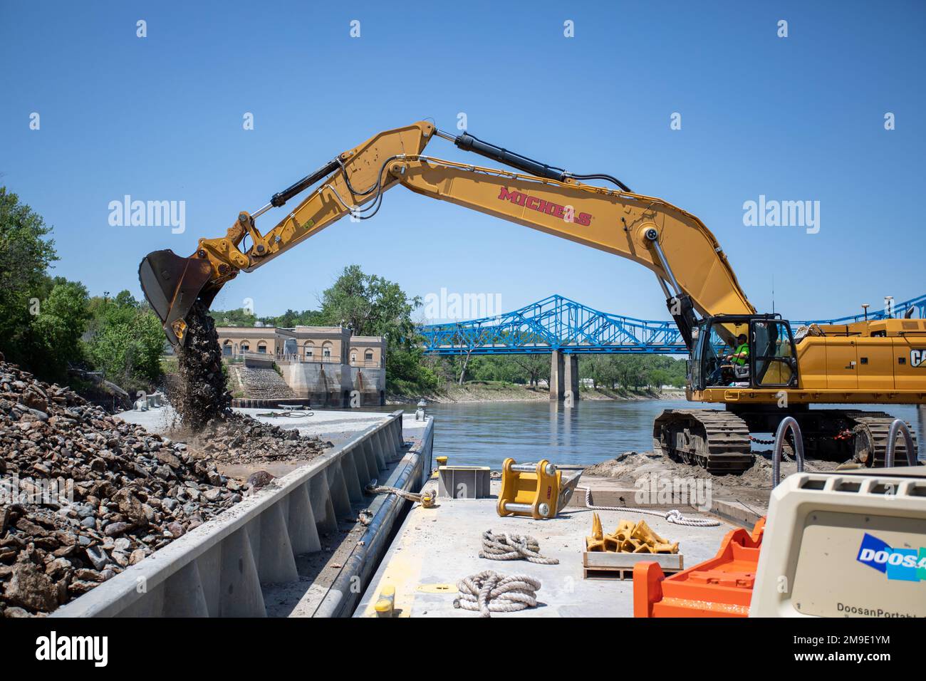 Sur site aux États-Unis Armée corps of Engineers, Omaha District Florence projet d'enlèvement du soubassement sur le fleuve Missouri, 18 mai 2022. Le but du projet est d'excaver un minimum de 120 000 yards cubes de matériaux et de restaurer les paramètres de chenal adéquats pour le trafic fluvial sur la rivière Missouri. Banque D'Images