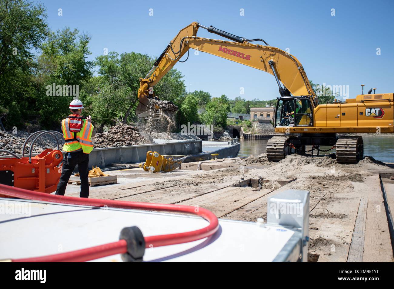 Sur le site du US Army corps of Engineers, dans le district d'Omaha à Florence, projet d'enlèvement du soubassement sur le fleuve Missouri, à 18 mai 2022. Le but du projet est d'excaver un minimum de 120 000 yards cubes de matériaux et de restaurer les paramètres de chenal adéquats pour le trafic fluvial sur la rivière Missouri. Banque D'Images