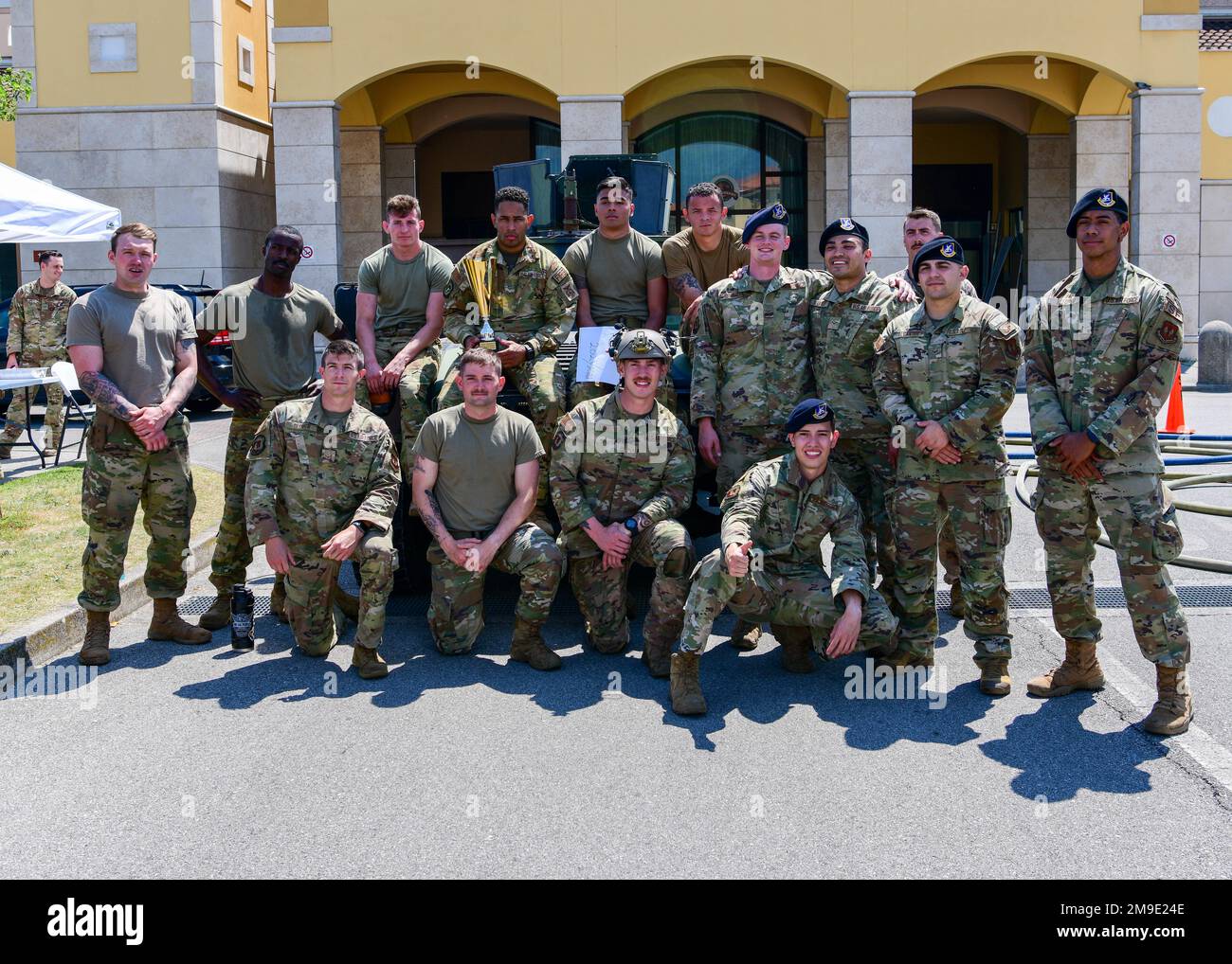 ÉTATS-UNIS Les aviateurs de la Force aérienne affectés au service des incendies de l'escadron 31st des forces de sécurité et de l'escadron 31st du génie civil posent pour une photo après avoir pris part à la compétition annuelle des armes à feu et des flexibles de la semaine de police à la base aérienne d'Aviano, en Italie, au 18 mai 2022. Le concours consistait en un cours sur les obstacles où trois équipes SFS de 31st ont participé à un concours de 31st équipes du Service des incendies de la SCÉ pour relever des défis qui ont été thématiques après leur emploi respectif. En 1962, le Président Kennedy a déclaré que le jour du souvenir des agents de la paix devait être observé à 15 mai et a reconnu 15 mai comme la semaine nationale de la police. Banque D'Images