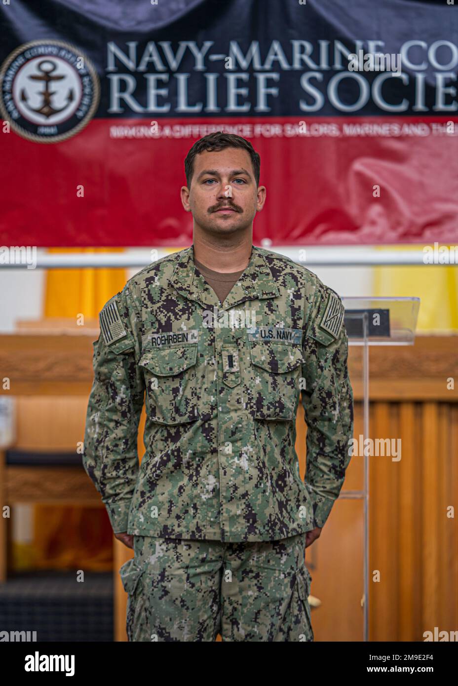 220518-N-KN989-1006 BASE CONJOINTE PEARL HARBOUR-HICKAM (18 mai 2022) Lt j.g. Durant la cérémonie de remise des prix du SNMPC, à la chapelle Pearl Harbor-Hickam de la base conjointe, à 18 mai 2022, le coordonnateur régional de la Marine-John Roehrbein, de la Marine-Marine corps relief Society (NMCRS), reçoit une médaille de réalisation de la Marine et du corps marin. Le SNMPC offre un allégement financier aux marins et marins actifs et retraités ainsi qu'aux membres de leur famille survivants admissibles au moyen de prêts et de subventions sans intérêt. Banque D'Images