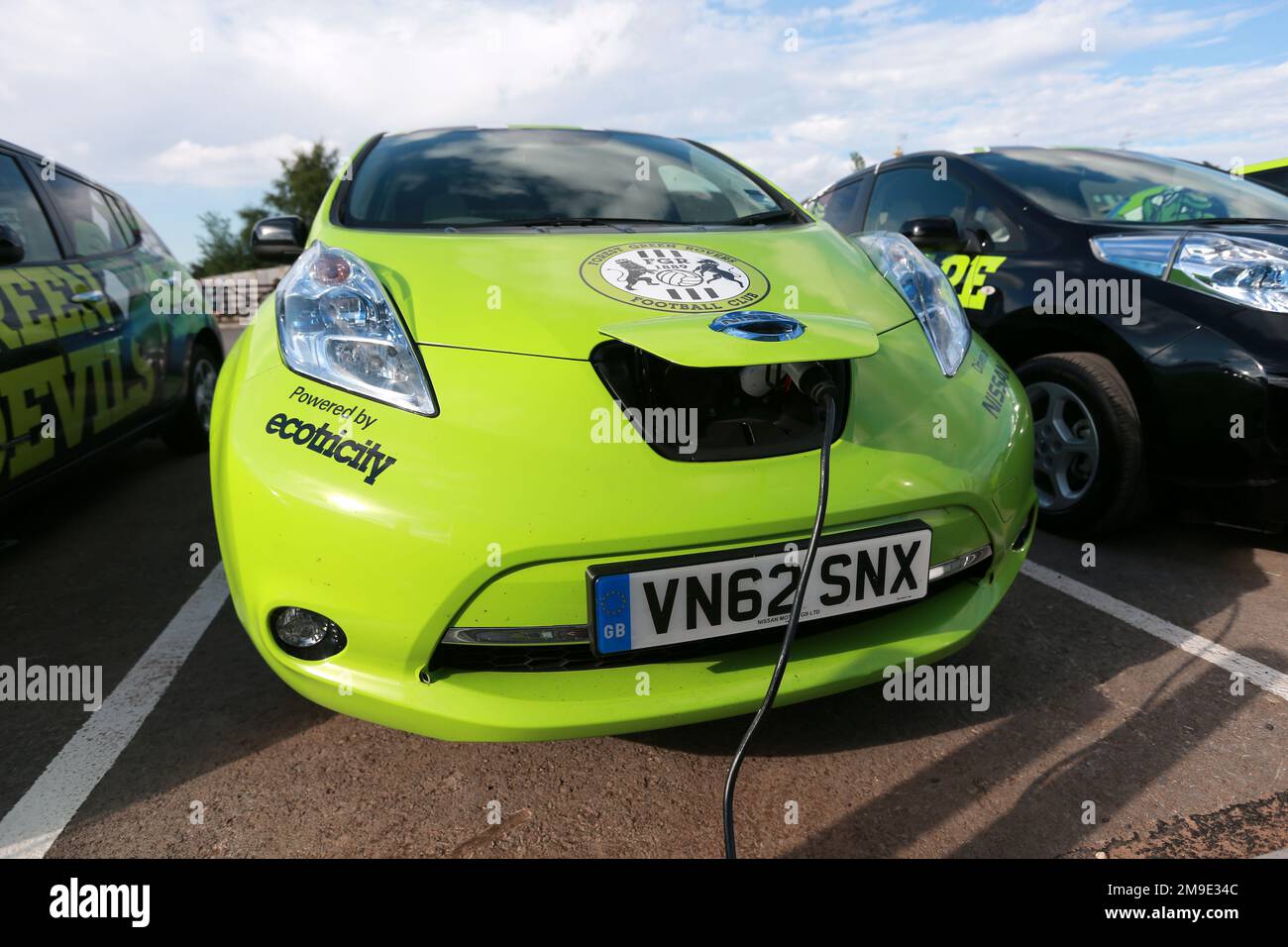 Photo non datée d'une voiture verte en cours de charge. La demande de nouvelles voitures vertes a grimpé de près des trois quarts l'année dernière en raison d'une hausse des ventes de modèles électriques. La Society of Motor Manufacturers and Traders (SMMT) a déclaré que 31 220 nouvelles voitures ont été enregistrées dans cette couleur en 2022. Date de publication : mercredi 18 janvier 2023. Banque D'Images