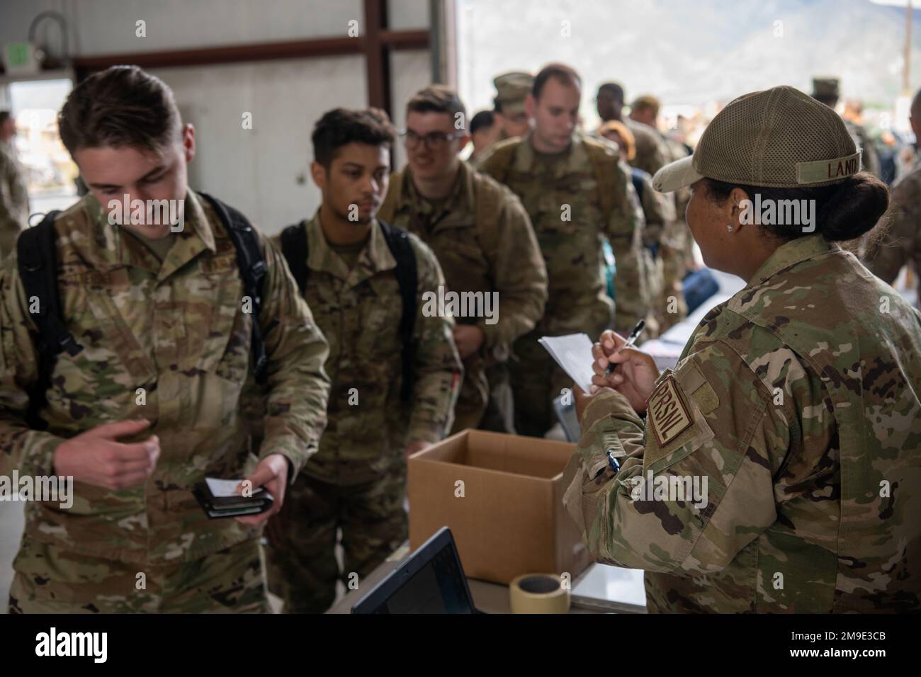 Des aviateurs de la 366th Fighter Wing, base aérienne de Mountain Home, Idaho, en cours à la base aérienne de Hill, Utah, en appui à l'exercice Raging Gunfighter 22-2, 17 mai 2022. Raging Gunfighter a été développé pour démontrer davantage les concepts d'emploi de combat Agile afin de préparer les aviateurs de l'aile 366 Fighter à se déployer plus efficacement en tant qu'aile expéditionnaire aérienne et à utiliser la génération de mission, le commandement et le contrôle, et à baser les éléments de soutien opérationnel dans un environnement contesté. Banque D'Images