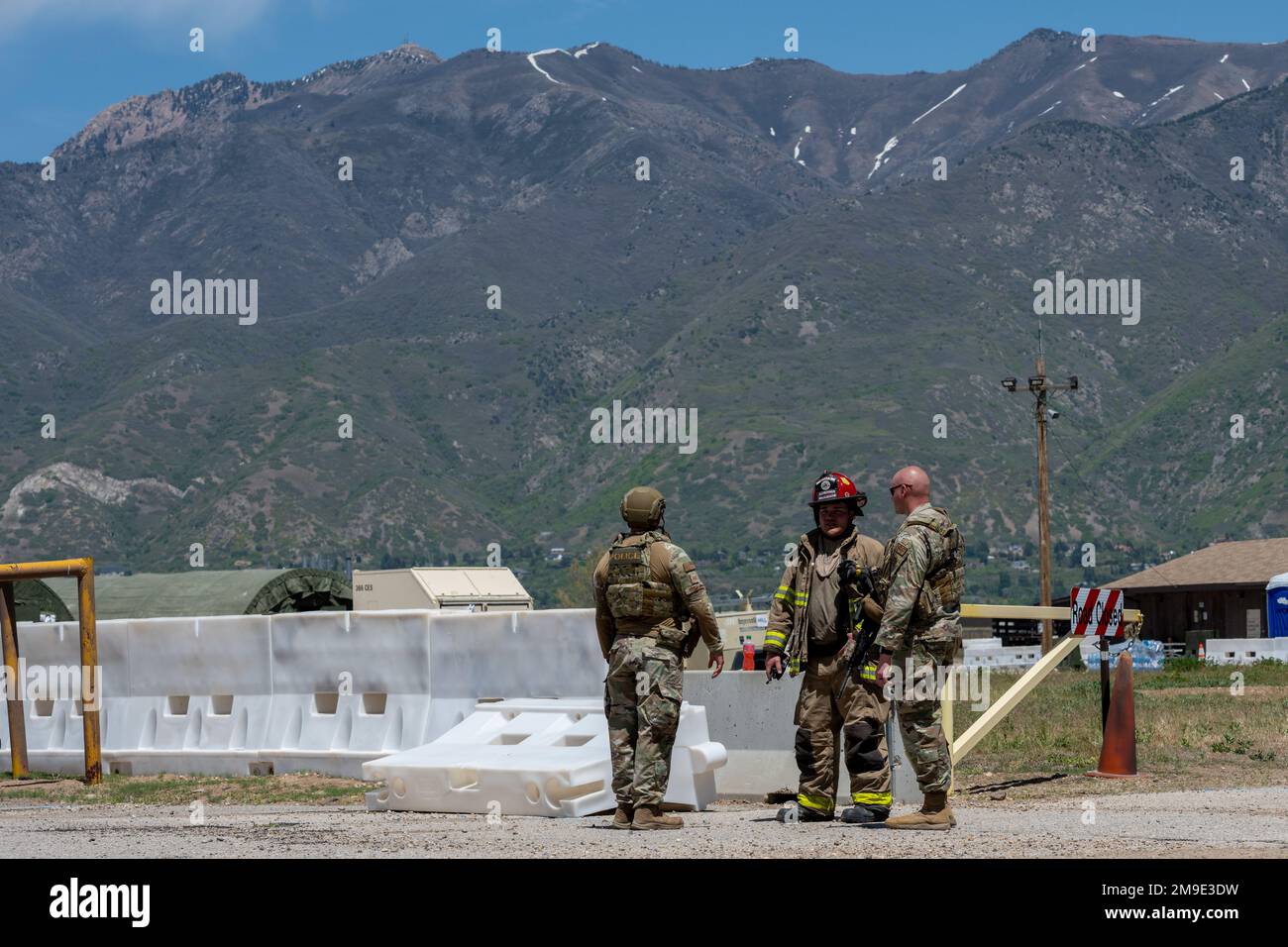Les forces de sécurité, les pompiers et le personnel du génie civil de la 366th Escadre Fighter travaillent ensemble pour créer un cordon lors d'une opération d'ordonnance non explosée simulée dans le cadre de l'exercice Raging Gunfighter 22-2 à la base aérienne Hill, Utah, 19 mai 2022. Raging Gunfighter est un exercice conçu pour simuler l'exploitation d'une aile principale à partir d'un environnement austère en vue de futures opérations potentielles. Banque D'Images
