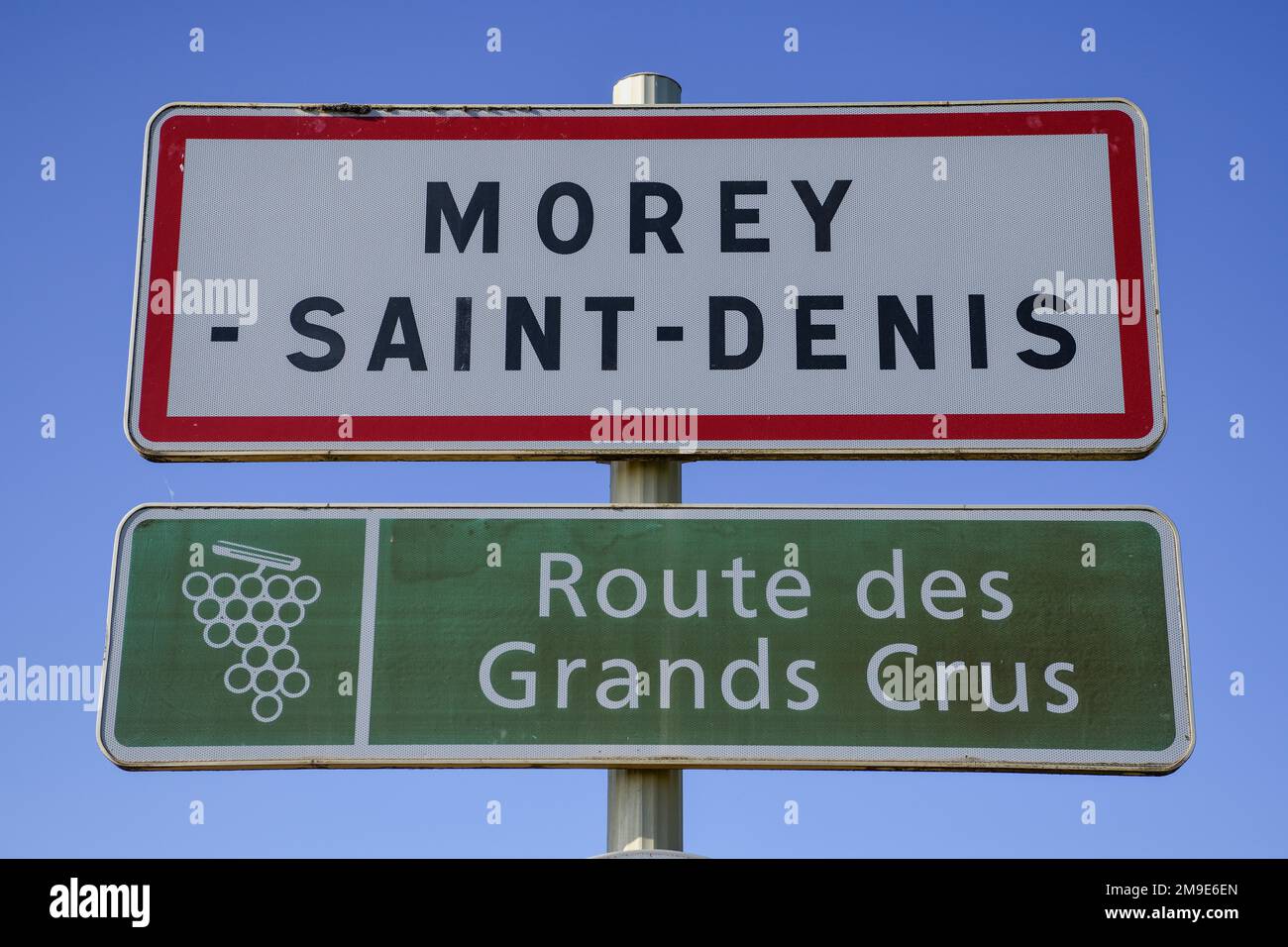 Ville de Morey-Saint-Denis sur la route des Grands-crus, route des vins fins, département Côte-Dor, Bourgogne-Franche-Comté, Bourgogne, France Banque D'Images