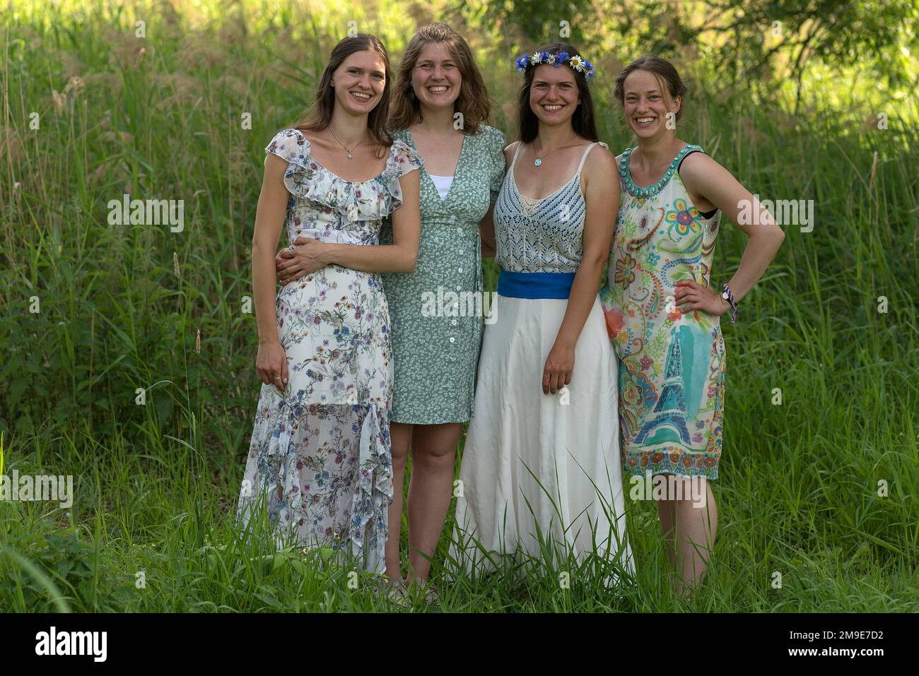 Quatre jeunes femmes riant dans des robes de fête, Mecklembourg-Poméranie occidentale, Allemagne Banque D'Images