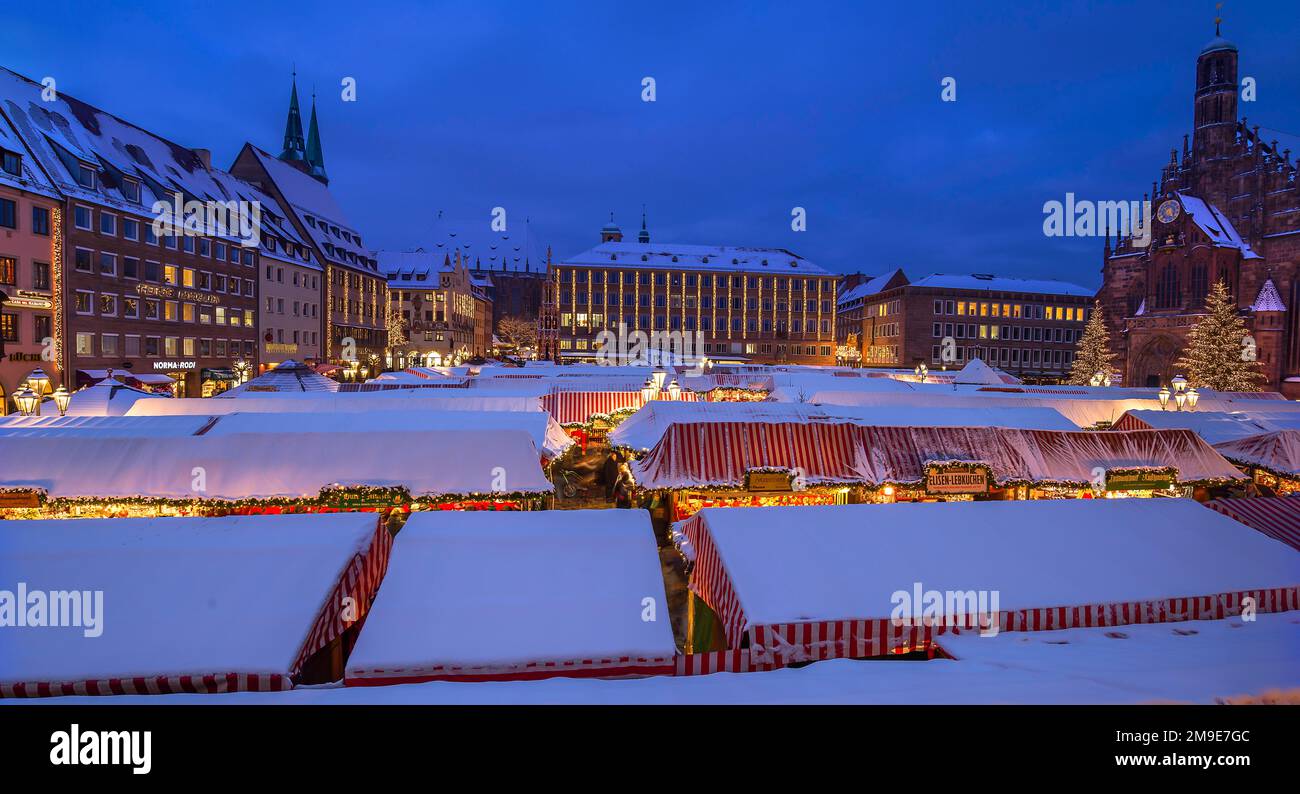 Winter Christkindlesmarkt avec l'église notre-Dame sur la droite, Nuremberg, moyenne-Franconie, Bavière, Allemagne Banque D'Images