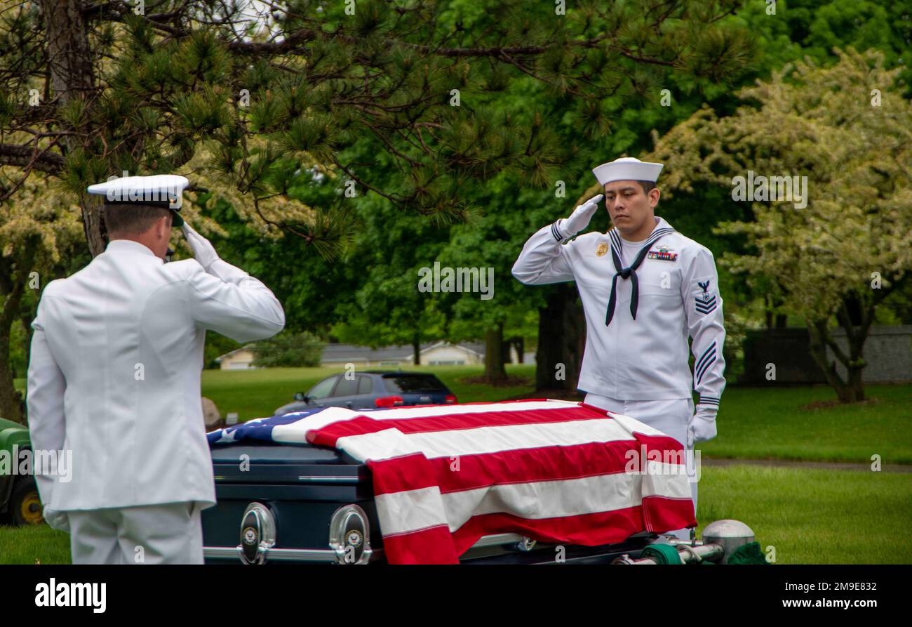 LIBERTYVILLE, il. (18 mai 2022) le premier chef de la classe Boatswain, le compagnon Kyle Dahlke, à gauche, de Harvard, il., et le maître d'armes 1st, Daniel Arroyo, de Sion, il., saluent le rôle d'un vétéran de la Marine pendant un service funéraire. Les funérailles militaires de la Marine ont pour but de reconnaître la fière tradition américaine de service honorable que les hommes et les femmes de la Marine ont donnée à leur pays. Notre nation considère la commémoration de sa victime militaire comme une obligation honorable et sacrée. Banque D'Images