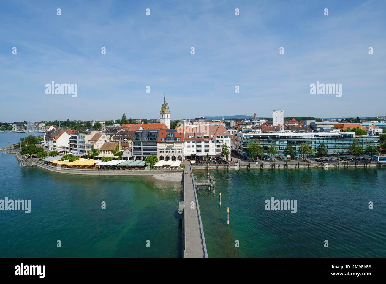 Vue sur la ville depuis le Moleturm avec St. Eglise Nicholas et Media House, Friedrichshafen, Lac de Constance, Bade-Wurtemberg, Allemagne Banque D'Images