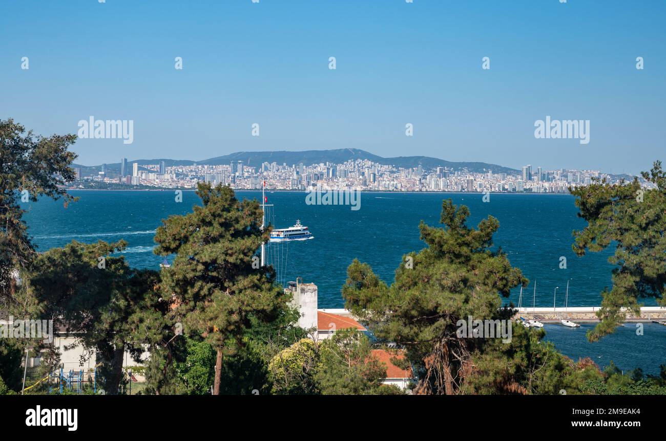 Vue panoramique sur la mer de Marmara depuis le bateau à moteur et Istanbul depuis les îles Adalar, Turquie Banque D'Images