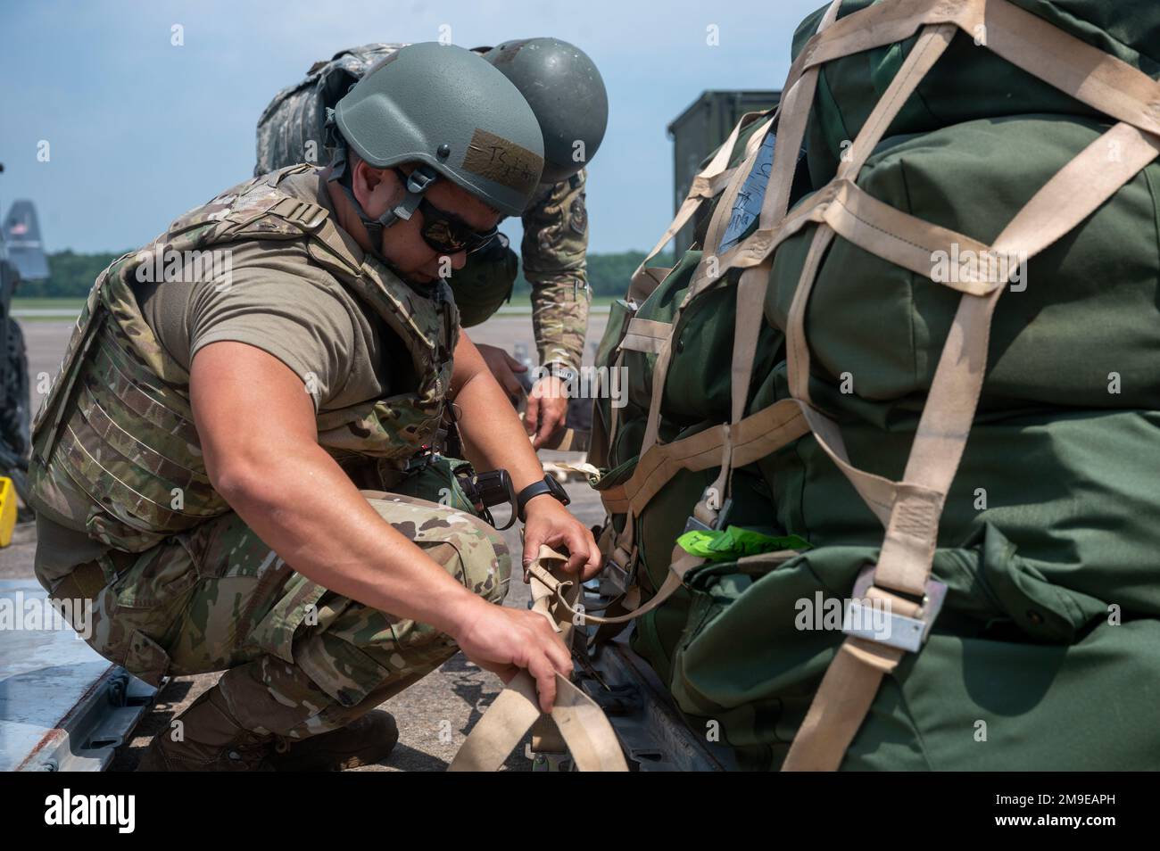 Des aviateurs affectés à la cargaison de palletize de l'aile du transport aérien de 19th pendant la ROCKI 22-03 à la base aérienne de Little Rock, Arkansas, 18 mai 2022. Au cours de l'exercice, les joueurs ont été chargés de déployer un élément de la Force de commandement et de contrôle dans une base opérationnelle principale de la zone de commandement Indo-Pacifique, qui a la responsabilité de commander et de contrôler les biens de la Force aérienne de mobilité, selon un scénario qui a progressé depuis l'établissement de la capacité opérationnelle initiale, à fonctionner dans un environnement de communication dégradé, pour contrer les actions de l'adversaire. Banque D'Images