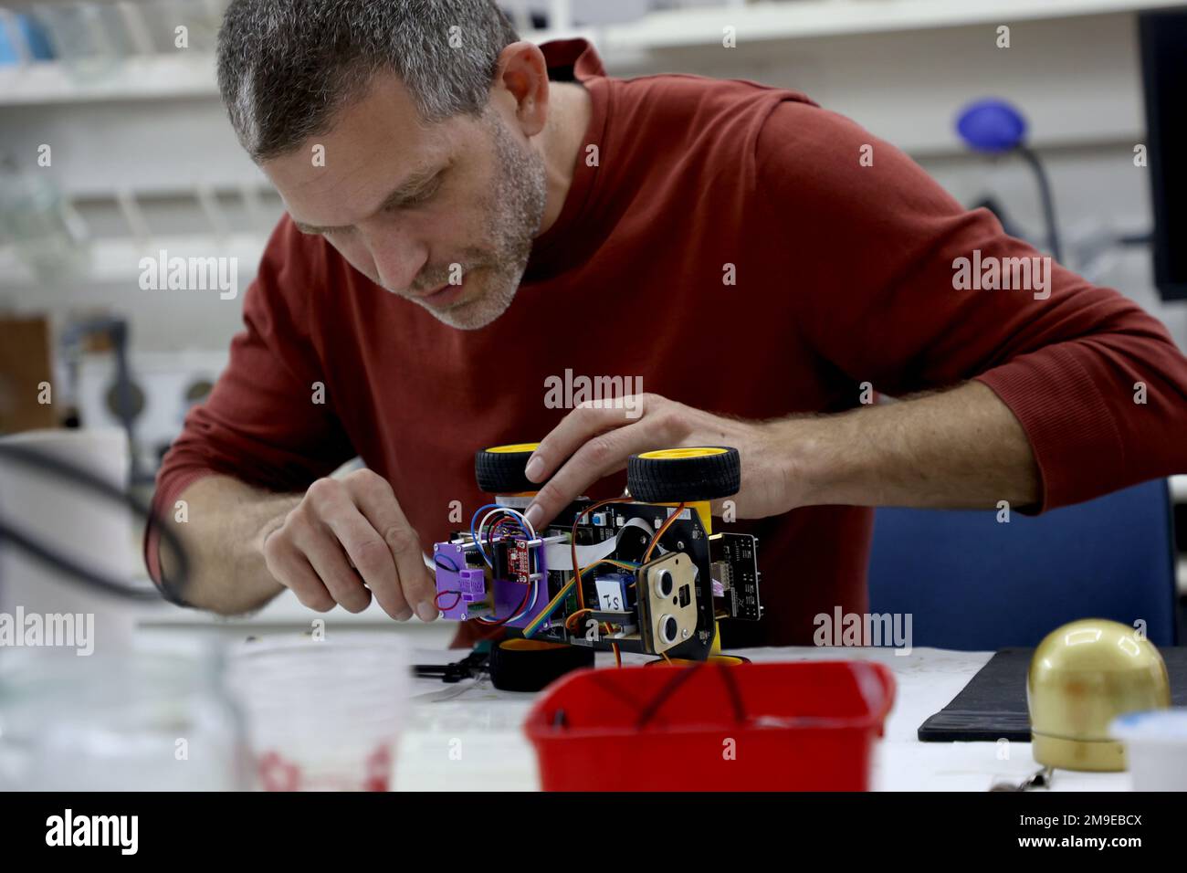 Tel Aviv, Israël. 17th janvier 2023. Un chercheur teste un robot odorant à l'Université de tel-Aviv, Israël, le 17 janvier 2023. Credit: Gil Cohen Magen/Xinhua/Alay Live News Banque D'Images