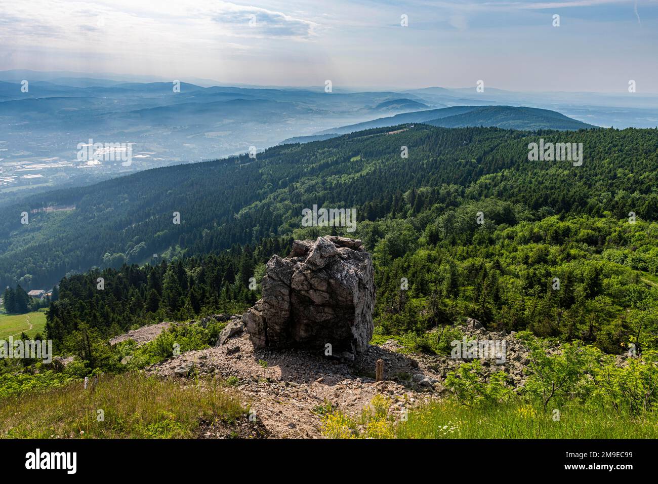 Surplombant la crête de Kozakov, la plus haute montagne de Jested, République tchèque Banque D'Images