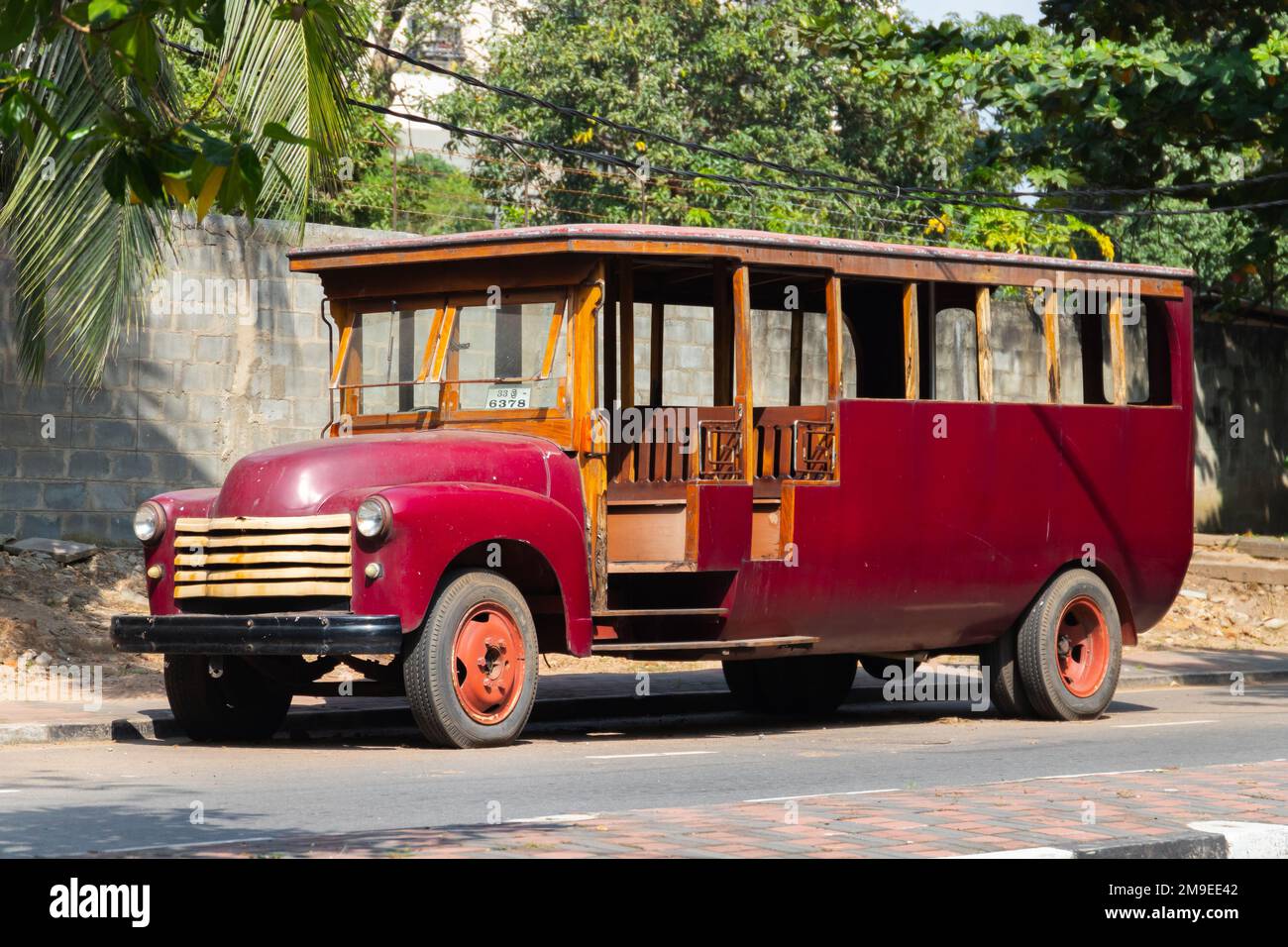 Colombo, Sri Lanka - 3 décembre 2021: Bus rouge vintage avec cabine en bois se dresse sur une route à Colombo Banque D'Images