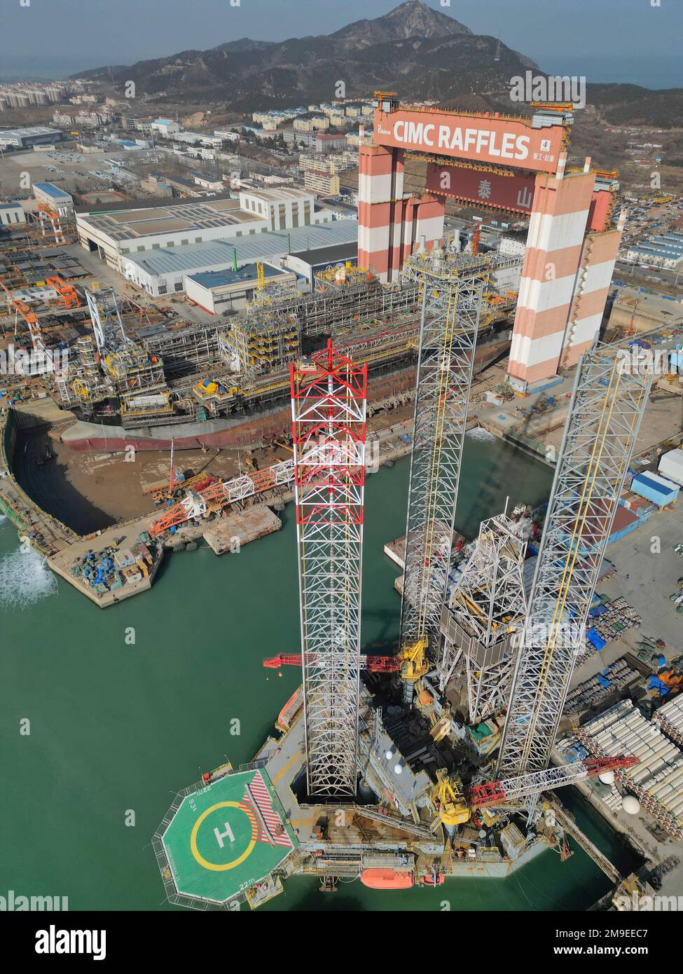 YANTAI, CHINE - le 18 JANVIER 2023 - des équipements de génie maritime de plusieurs types sont en construction ou en entretien à la base de construction de CIMC Raffles à Banque D'Images