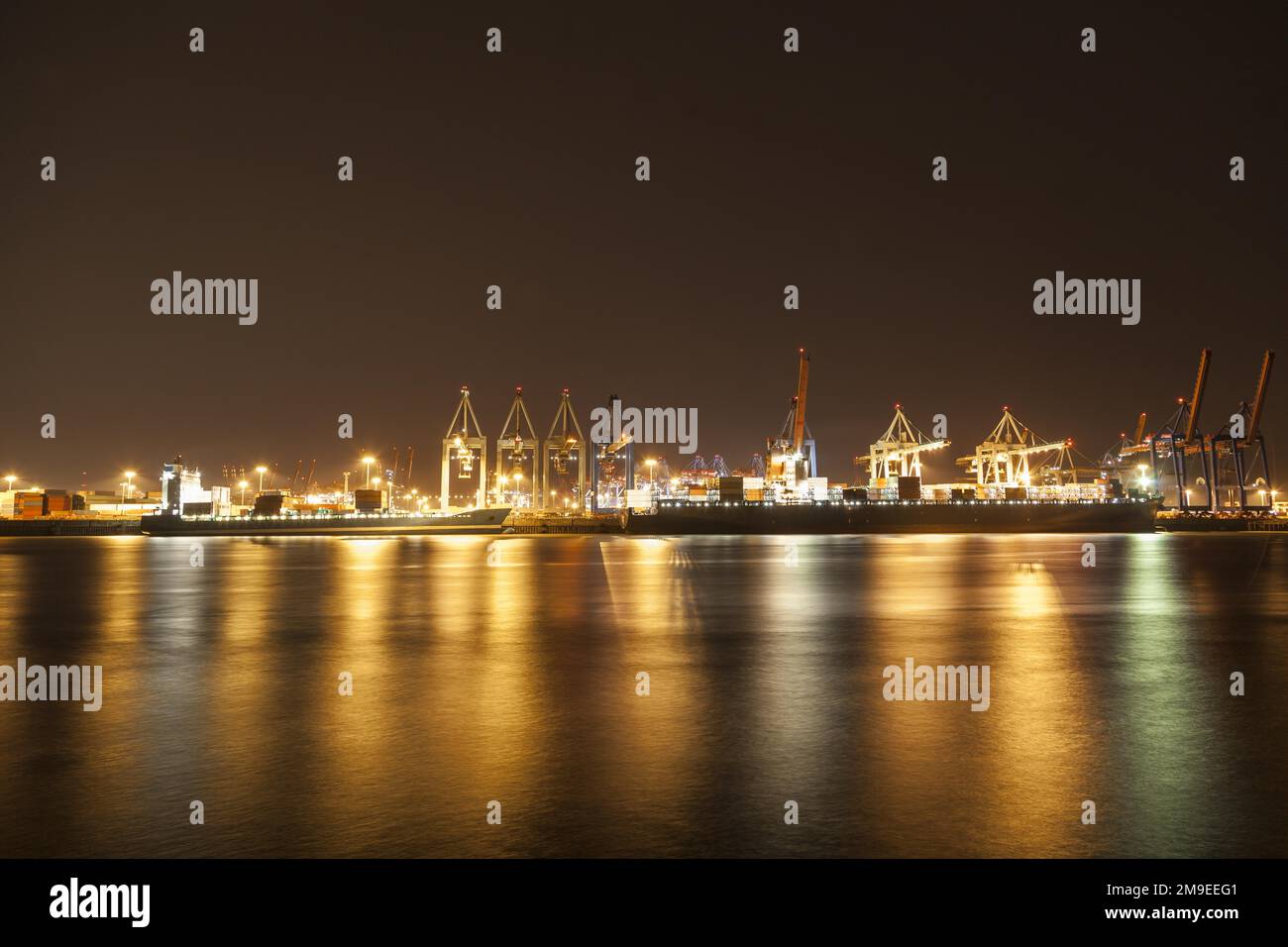 Port de conteneurs la nuit, Hambourg, Allemagne Banque D'Images