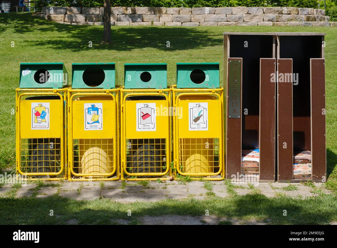 Conteneur pour la séparation des déchets et boîte à pizza, Hagnau, Lac de Constance, Bade-Wurtemberg, Allemagne Banque D'Images