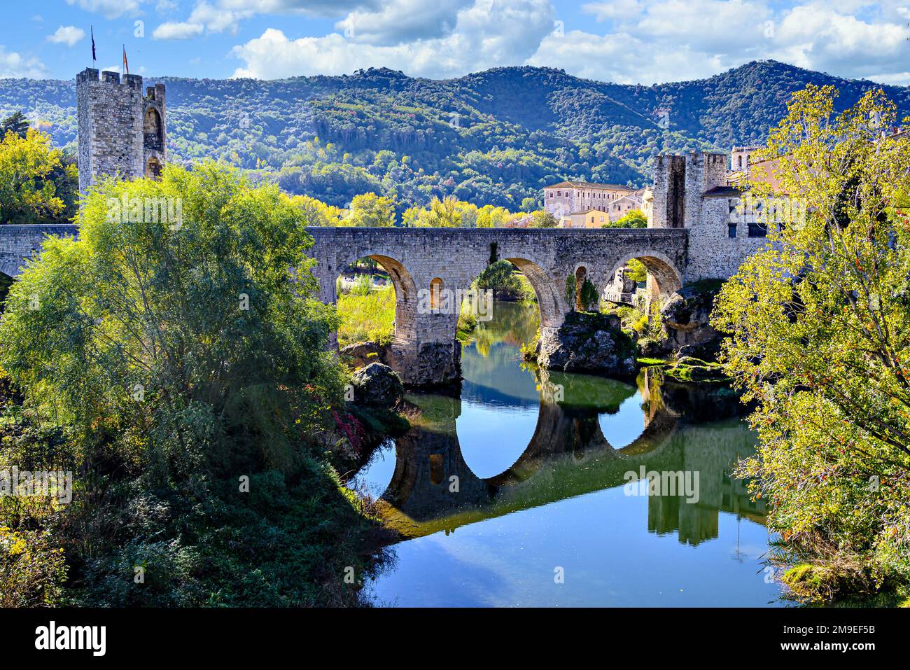 Célèbre pont médiéval au-dessus de la rivière Fluvia dans le village médiéval de Besalú, Gérone, Catalogne, Espagne Banque D'Images