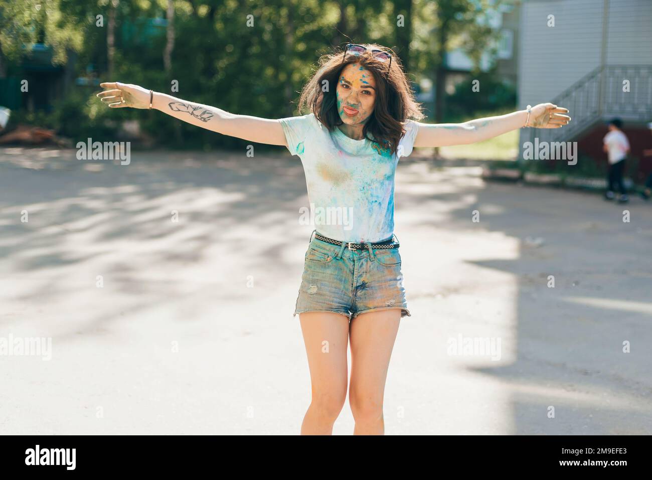 VICHUGA, RUSSIE - 17 JUIN 2018 : Festival des couleurs Holi. Portrait d'une jeune fille heureuse avec un visage en peinture Banque D'Images