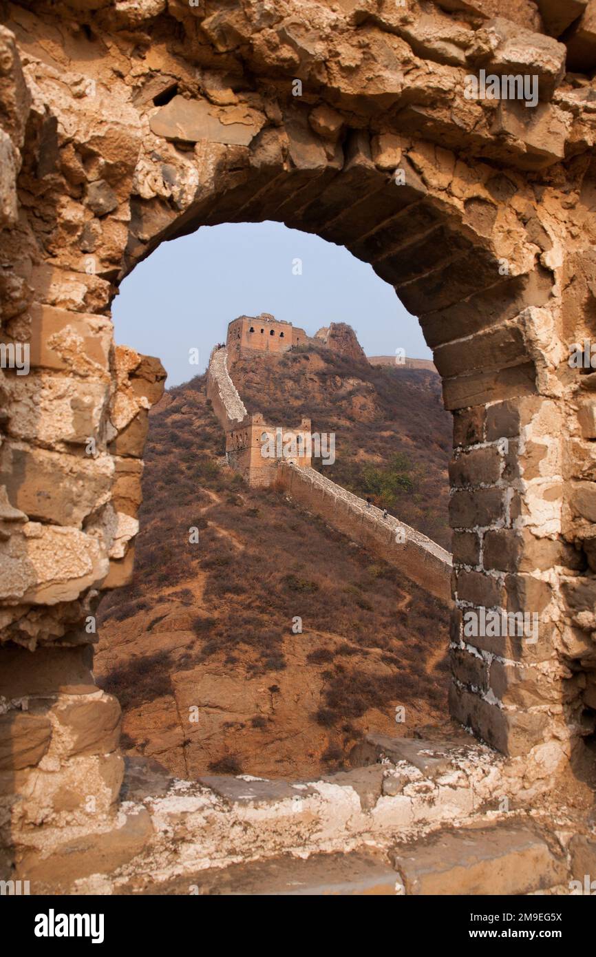 Grand mur vu d'une ruine détériorée de tour de montre, Simatai, Beijing, Chine Banque D'Images