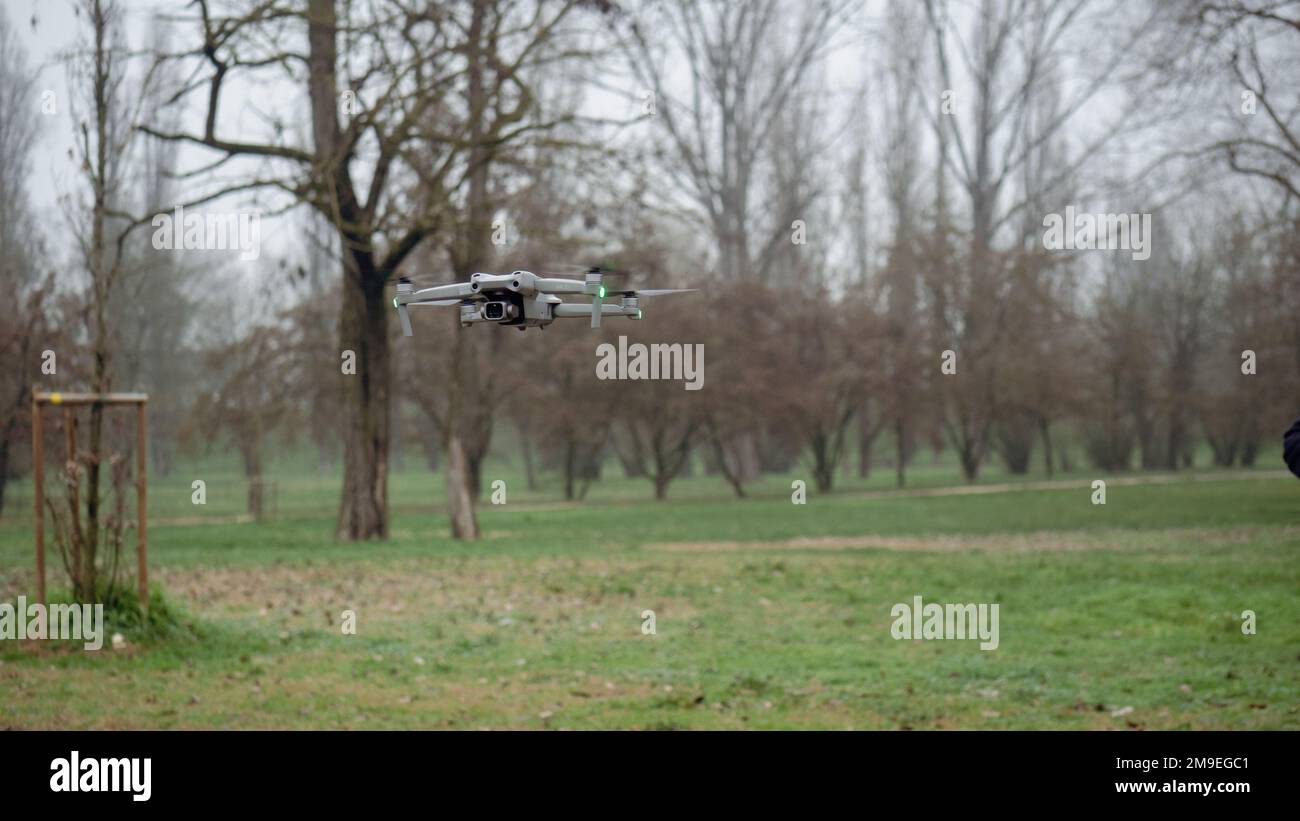 Lombardie, Italie - 6th janvier 2022 DJI Mavic Air 2s drone 4K caméra copter vol stationnaire dans un parc une journée nuageux Banque D'Images