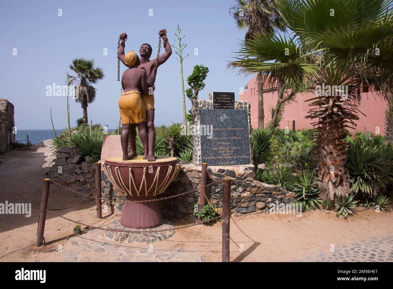 Sculpture d'un couple d'esclaves dans un jardin sur l'île de Goree, commémorant la libération des esclaves au Sénégal Banque D'Images