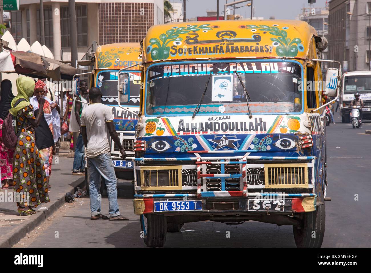 Bus multicolores dans une station de Dakar, Sénégal Banque D'Images