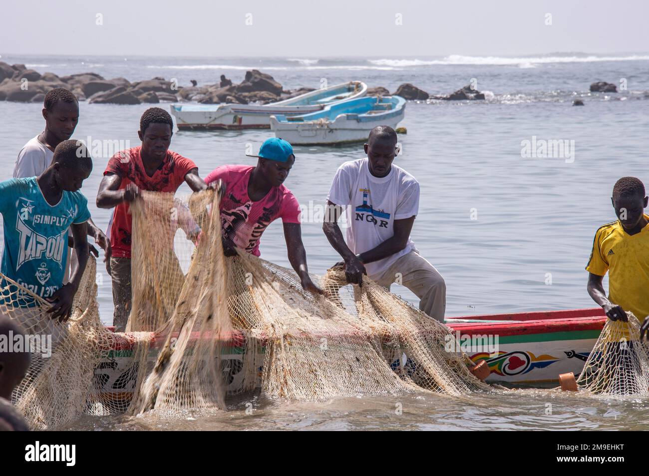 Pêcheurs sur la plage de Ngor sur la côte de Dakar au Sénégal Banque D'Images