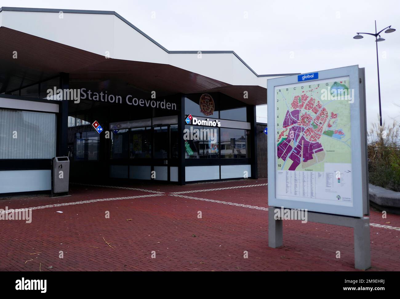 Coevorden, pays-Bas - Déc 25 2022 Station de construction de Coevorden. Une carte de cette ville a été dressée devant le bâtiment. Ceci est commun dans t Banque D'Images