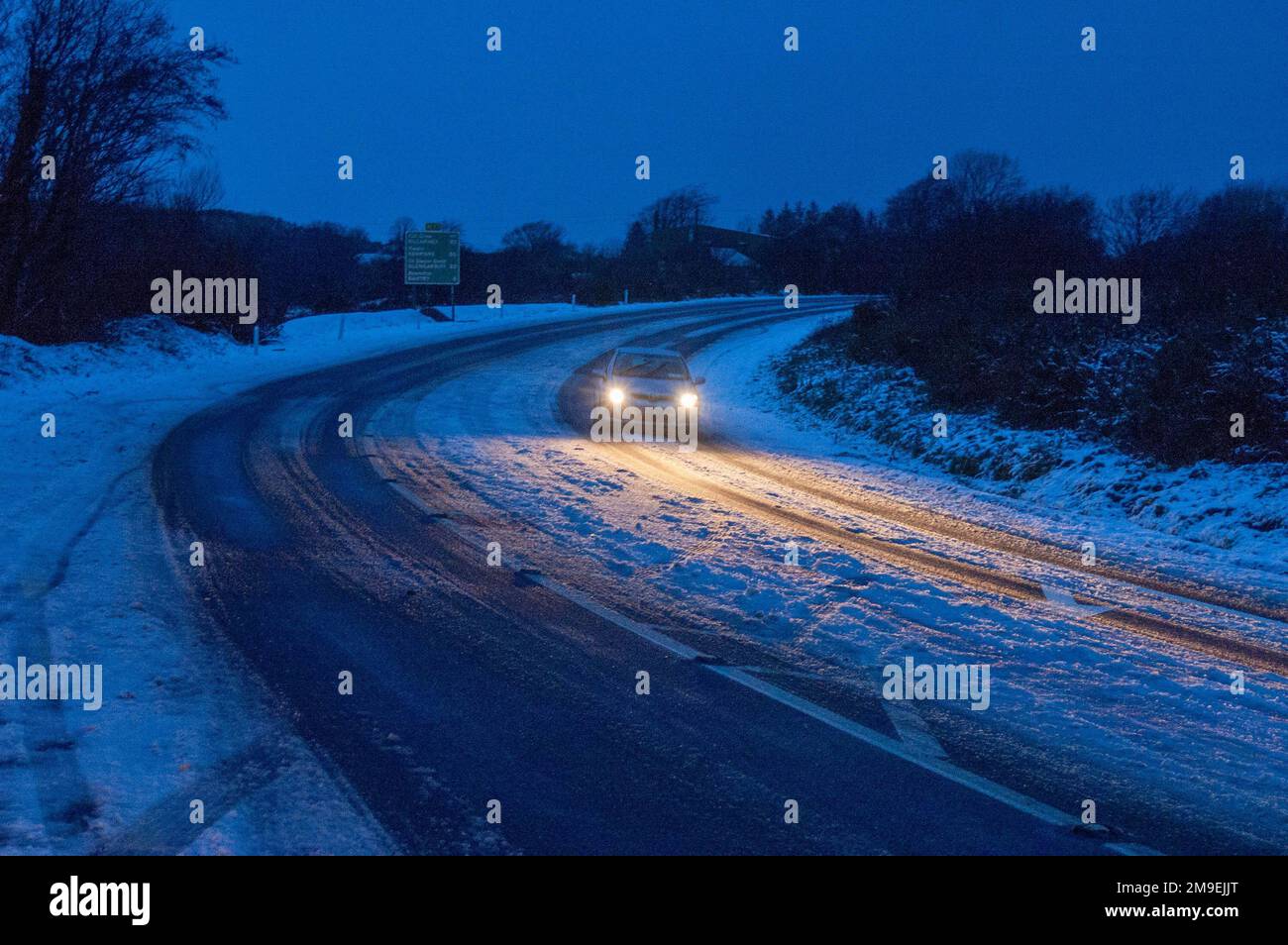 Bantry, West Cork, Irlande. Mercredi 18 janvier 2023, Bantry, West Cork, Irlande; la neige et la glace ont de nouveau eu un impact sur les conditions routières aujourd'hui. Les conducteurs sont invités à ajouter du temps à leurs journaux de travail et les écoles à des heures de début closes ou échelonnées. Les conducteurs sur la route principale N 71 à Bantry ont dû faire face à un défi à Ballydehob Cross avec de très mauvaises conditions dues à la neige et à la glace avec des températures aussi basses que moins 1 celcius. Credit ; ED/Alay Live News Banque D'Images