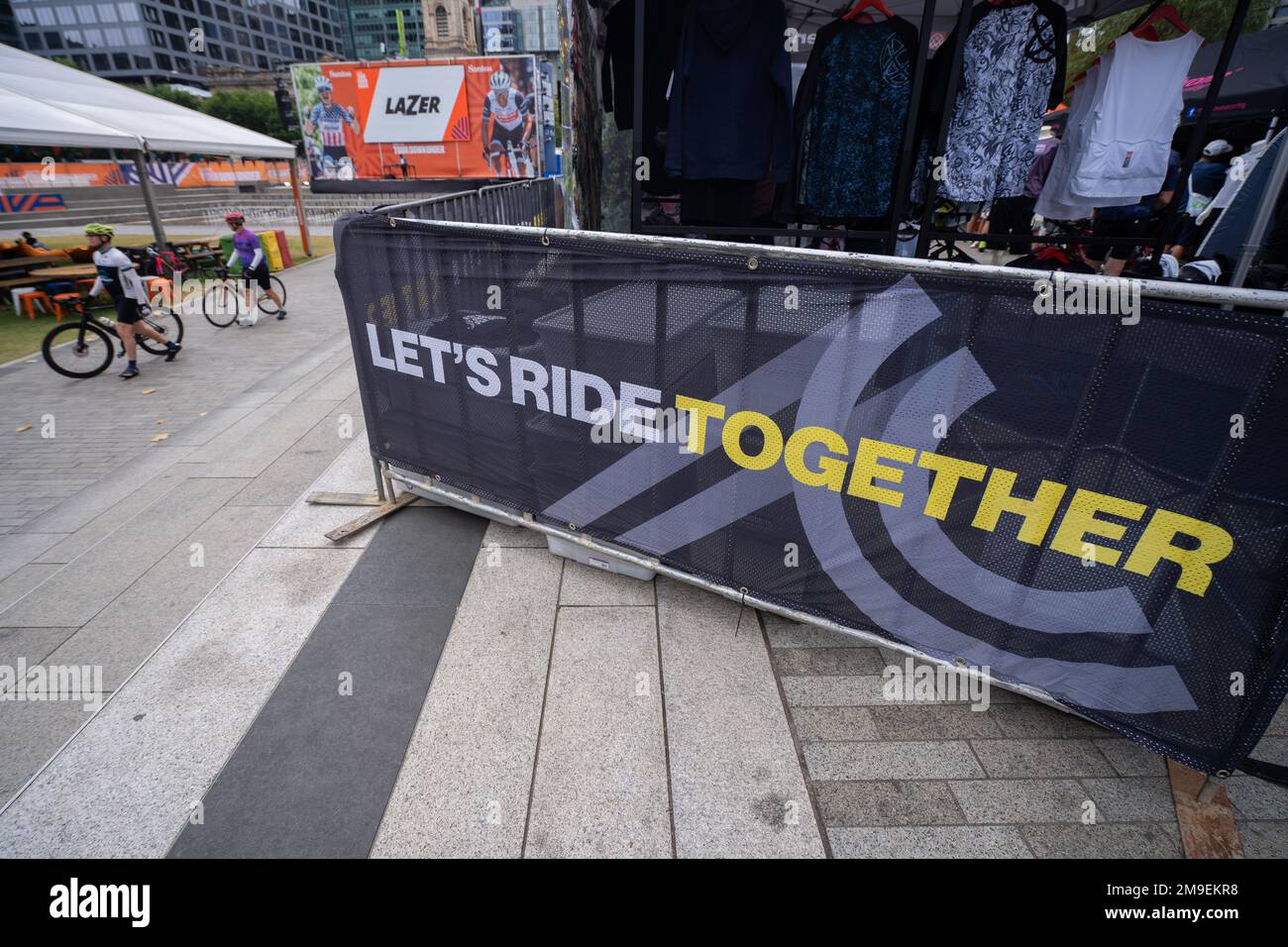 Adélaïde, Australie. 18 janvier 2023 . Le Santos Tour Down Under revient après 2 ans de hiatus. Un village touristique a été installé sur la place Victoria d'Adélaïde pour les amateurs de vélo, notamment une scène principale et un streaming en direct sur un grand écran de courses cyclistes. Credit: amer ghazzal / Alamy Live News Banque D'Images