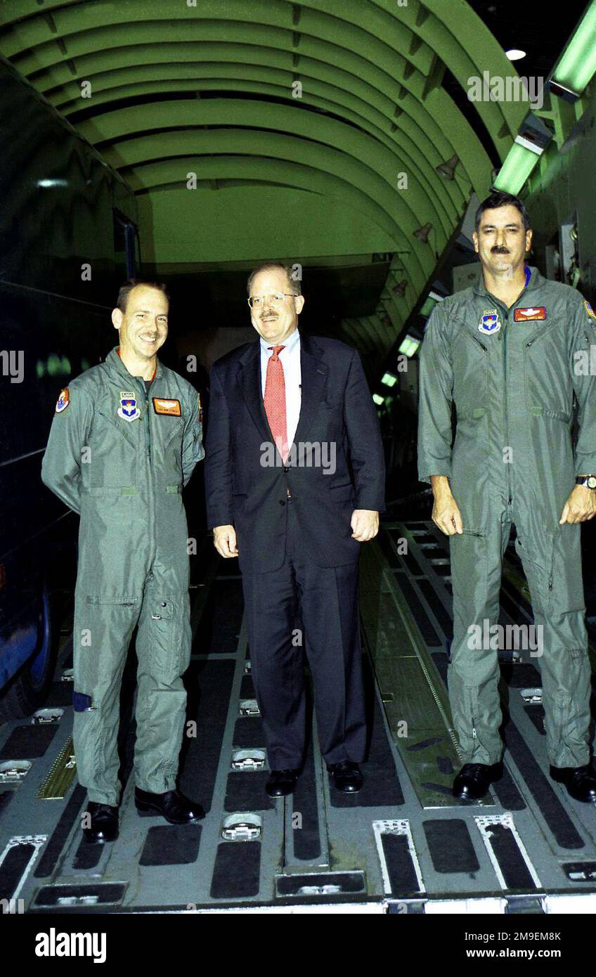 Tir moyen, vue de face, Sergent technical Bob Studley, USAF (à gauche) et SERGENT MAÎTRE PRINCIPAL Terry L. Guy, USAF (à droite) avec F. Whitten Peters, secrétaire de la Force aérienne (au centre) dans le simulateur C-17A Globemaster III, base aérienne d'Altus, Oklahoma. Base: Altus Air Force base État: Oklahoma (OK) pays: États-Unis d'Amérique (USA) Banque D'Images Tir moyen, vue de face, Sergent technical Bob Studley, USAF (à gauche) et SERGENT MAÎTRE PRINCIPAL Terry L. Guy, USAF (à droite) avec F. Whitten Peters, secrétaire de la Force aérienne (au centre) dans le simulateur C-17A Globemaster III, base aérienne d'Altus, Oklahoma. Base: Altus Air Force base État: Oklahoma (OK) pays: États-Unis d'Amérique (USA) Banque D'Images