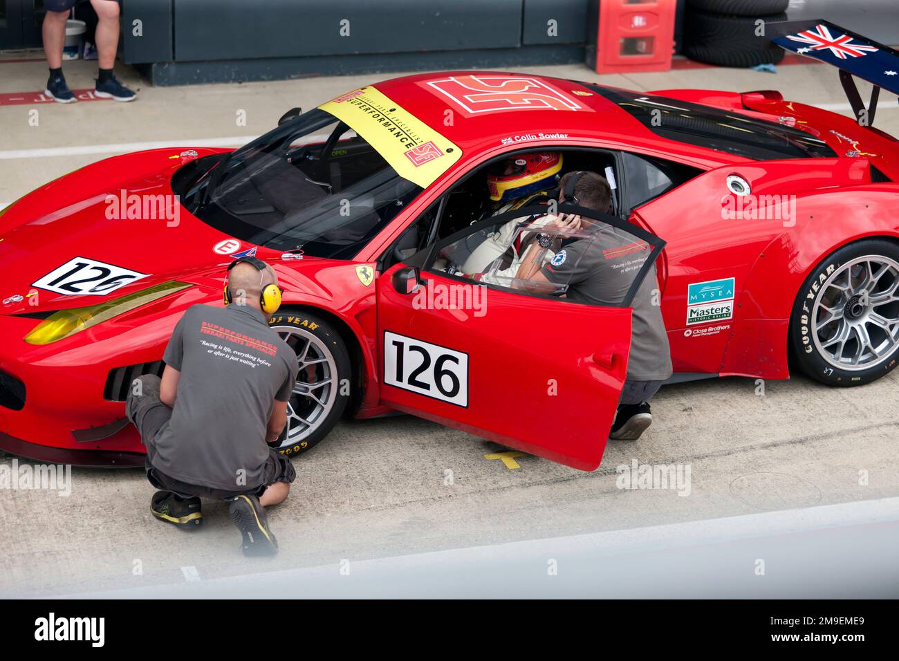 Red 2011 de Colin Sowter, Ferrari 458 GT3, qui a reçu une certaine attention de l'équipage de son stand, lors de la séance de qualification pour les légendes du Master Endurance Banque D'Images