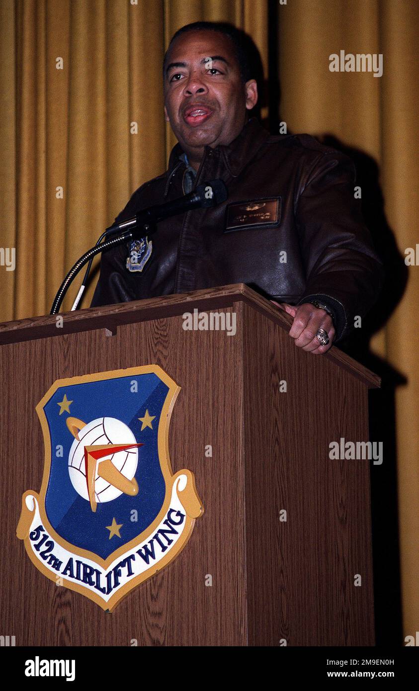 LE général de division DE LA Force aérienne DES ÉTATS-UNIS John D. Hopper, commandant de la Force aérienne 21st, base aérienne de McGuire, New Jersey, prononce un discours rassurant aux réservistes de la 512th Airlift Wing à la Dover AFB, Delaware, au cours d'un appel des commandants tôt le matin. Les 0700 heures que les commandants appellent samedi, 20 novembre 1999 a été le premier arrêt le deuxième jour de la visite de deux jours du général Hoppers à l'AFB de Douvres. Base: Dover Air Force base État: Delaware (DE) pays: Etats-Unis d'Amérique (USA) Banque D'Images