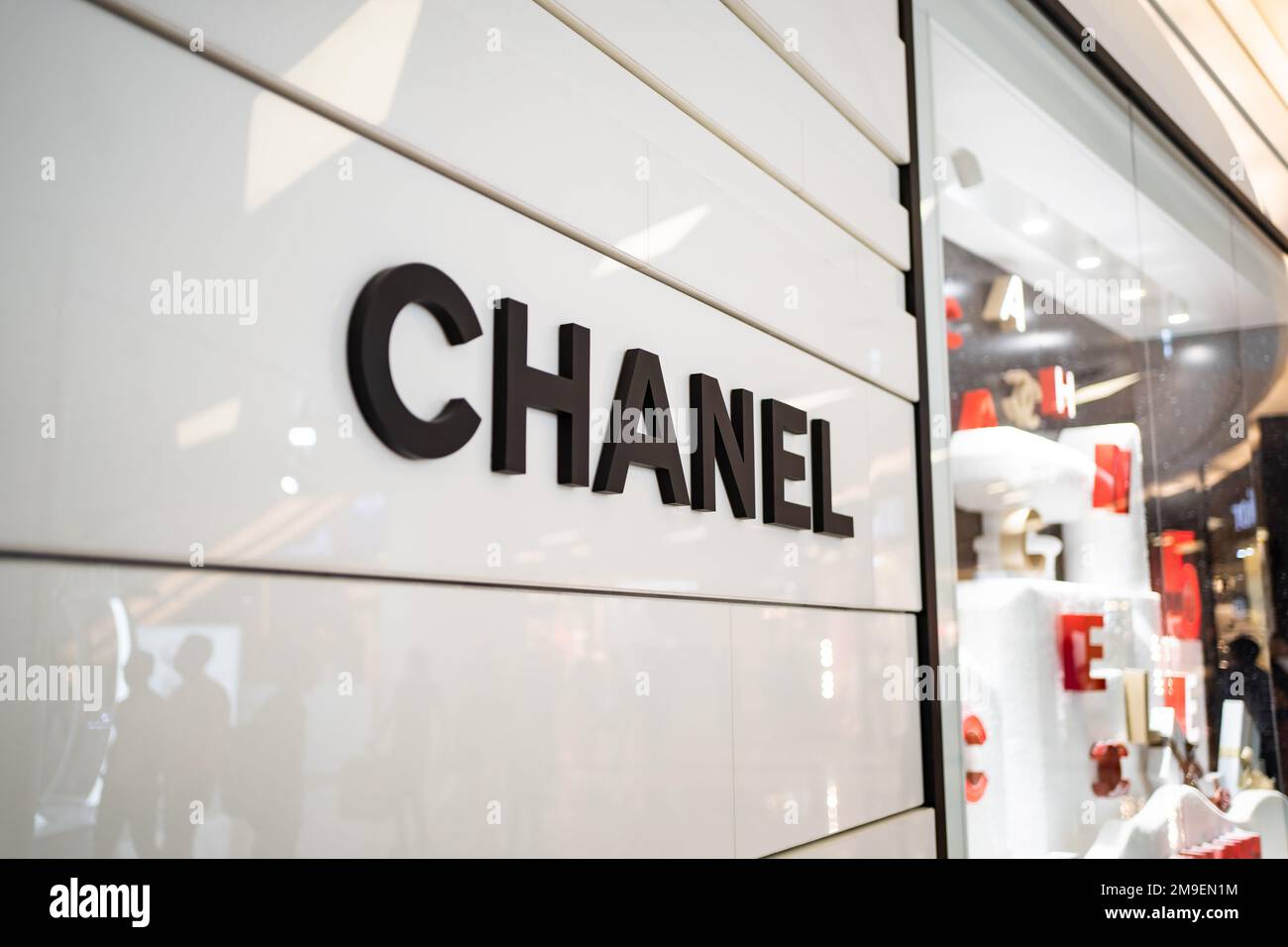 Bangkok, Thaïlande - 3 janvier 2020 : logo Chanel devant la boutique de Bangkok. Banque D'Images