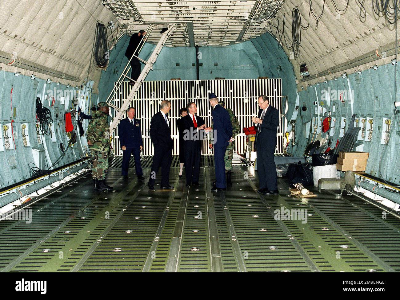 Au cours de sa visite à la base aérienne de Douvres, Delaware, secrétaire de la Défense, William Cohen (Centre avec lien rouge) a eu l'occasion de traverser ce que l'on appelle l'OISEAU CANN. L'oiseau de la canne est un avion qui est lentement démantelé pour ses pièces afin de réparer les autres C-5 de la flotte. Il est ensuite remis à neuf et remonté. Base: Dover Air Force base État: Delaware (DE) pays: Etats-Unis d'Amérique (USA) Banque D'Images