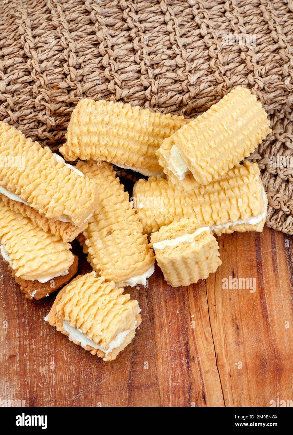 Biscuits sablés faits maison à la crème anglaise, très appréciés de l'Afrique du Sud sur une surface rustique Banque D'Images