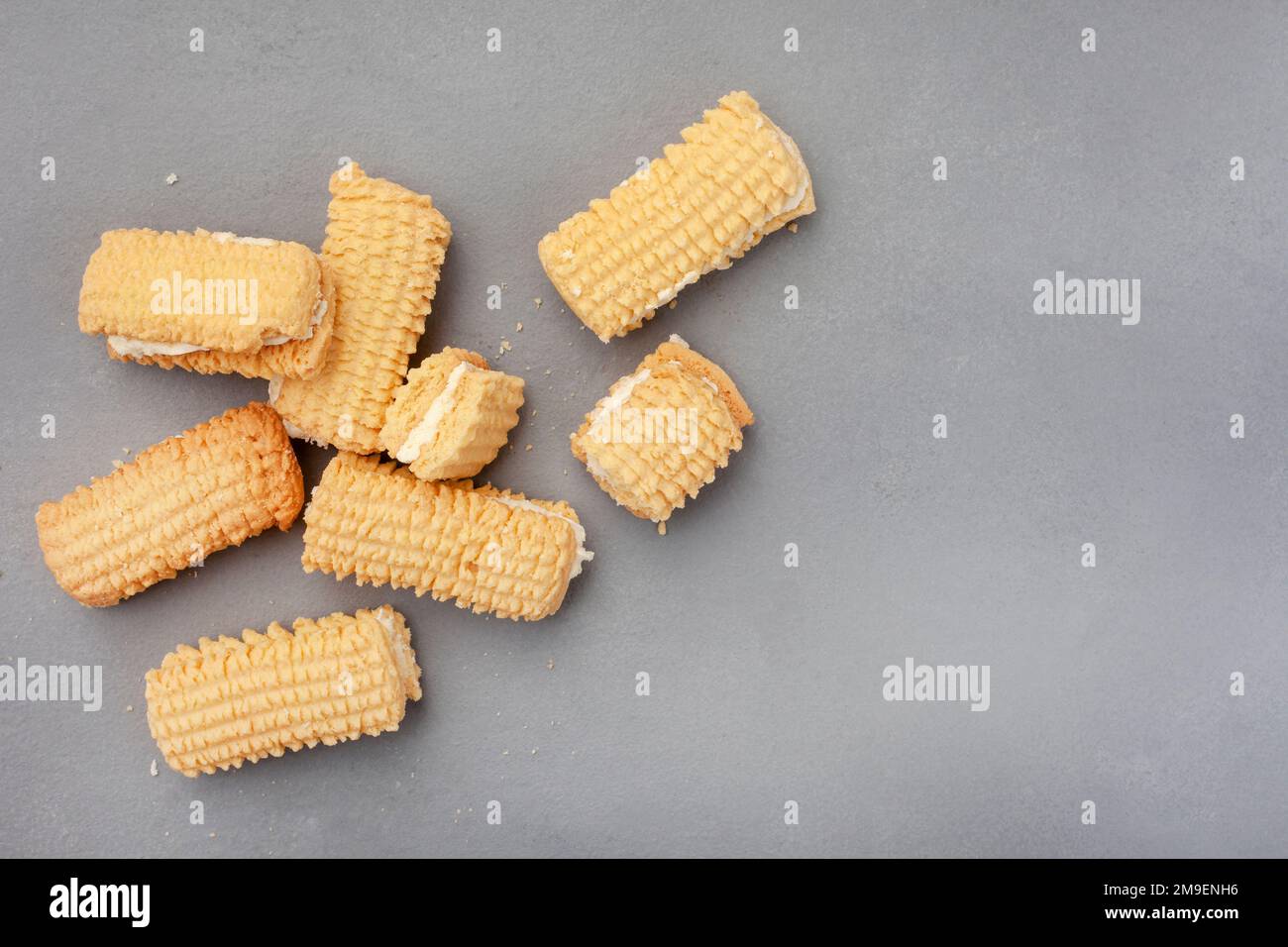 Biscuits sablés faits maison à la crème anglaise, très appréciés de l'Afrique du Sud sur une surface rustique Banque D'Images