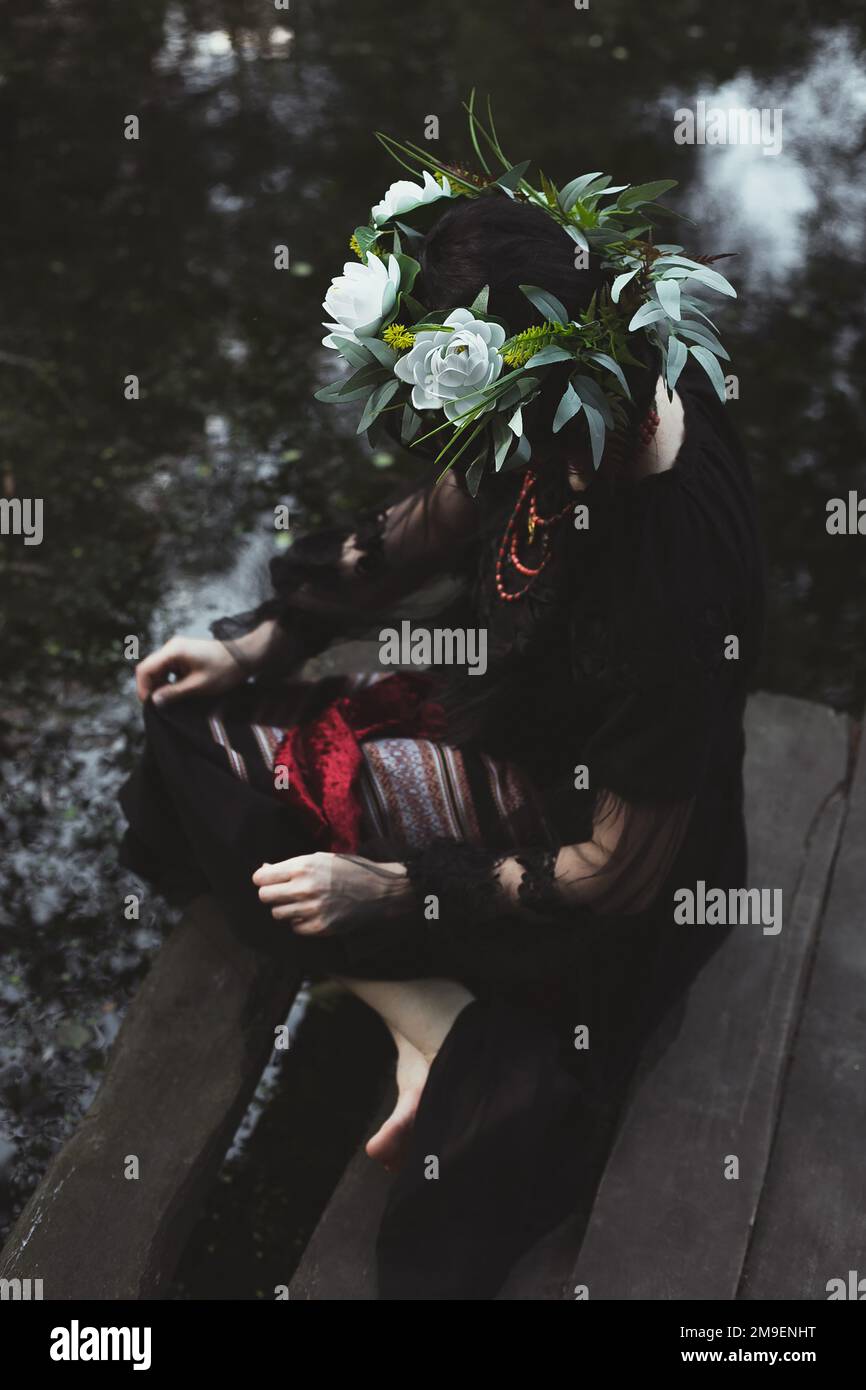 Gros plan sur l'esprit féminin de la forêt avec la photo de concept de couronne fleurie Banque D'Images