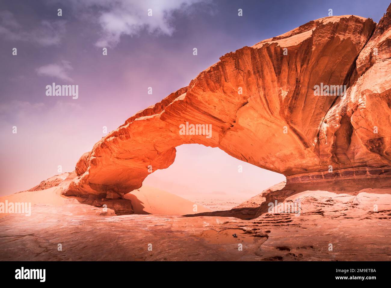 Wadi Rum, Jordanie. Pont de rocher Kharaz Jebel, merveille du monde dans la vallée de la Lune du désert d'Arabie. Banque D'Images