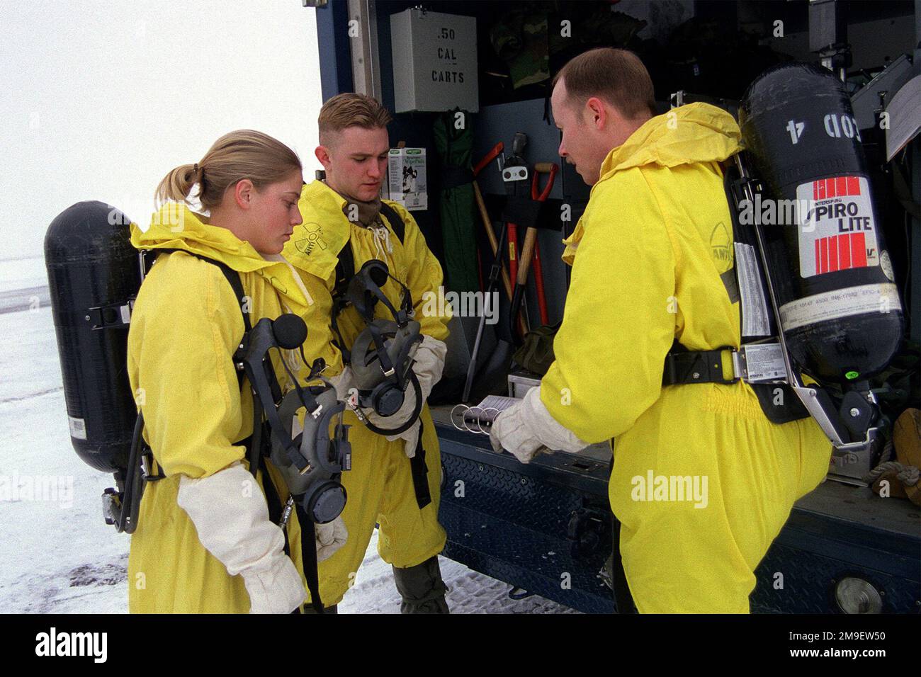 Tir moyen, vue latérale, SERGENT D'ÉTAT-MAJOR Daniel Miller, USAF, chef d'équipe 92nd, Ingénieur civil, équipe d'élimination des explosifs, briefings AIRMAN First Class, Jill Smith et Aris DiRodio, tous portant des vêtements de protection, lors d'un exercice d'intervention en cas d'accident majeur (MARE) lors d'une simulation d'accident C-141 (non illustrée), base aérienne de Fairchild, Washington. Base: Fairchild Air Force base État: Washington (WA) pays: États-Unis d'Amérique (USA) Banque D'Images